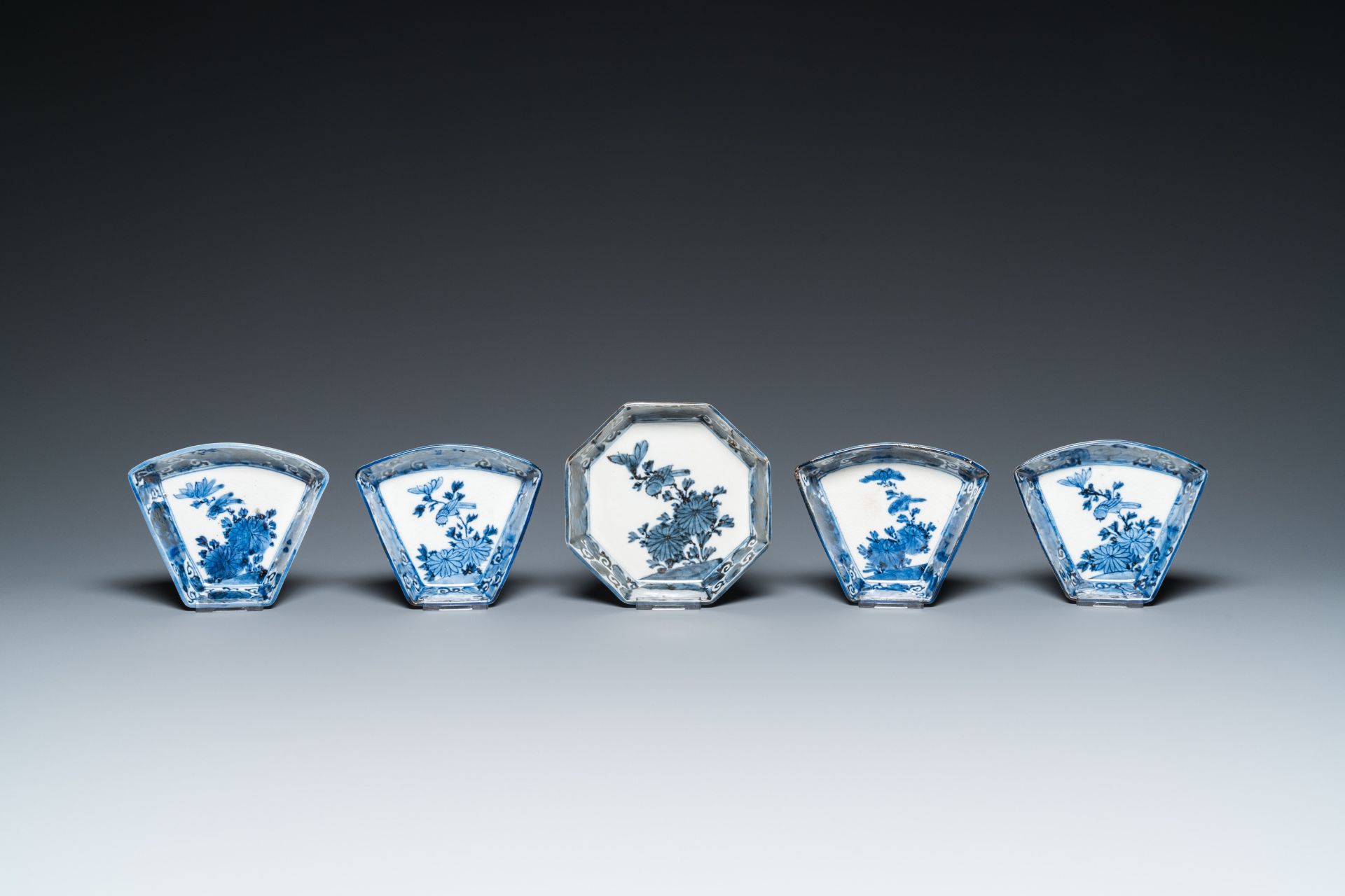 A blue and white Japanese Arita nine-piece sweetmeat set in its original lacquer box, Edo, 17/18th C - Image 6 of 14