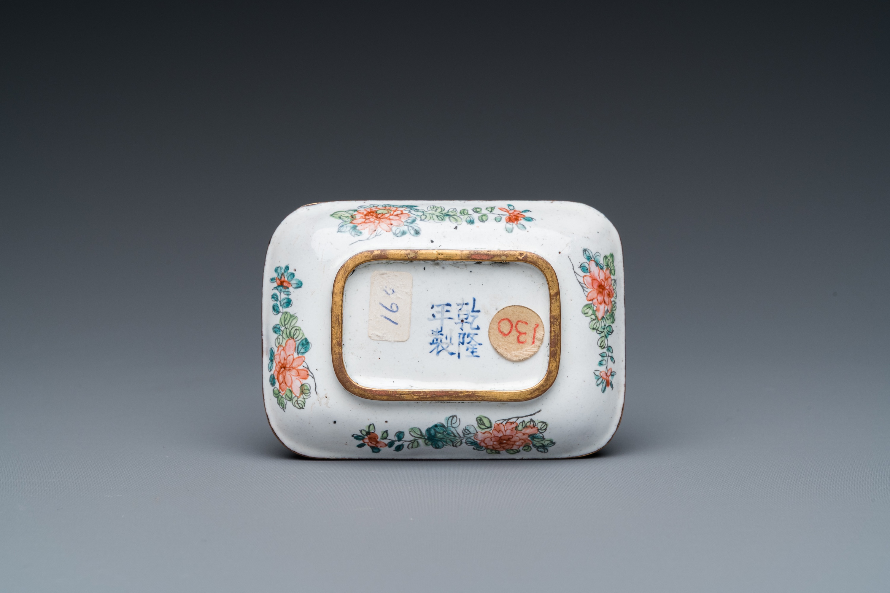 A Chinese Canton enamel tea caddy and four small dishes, 19th C. - Image 4 of 12