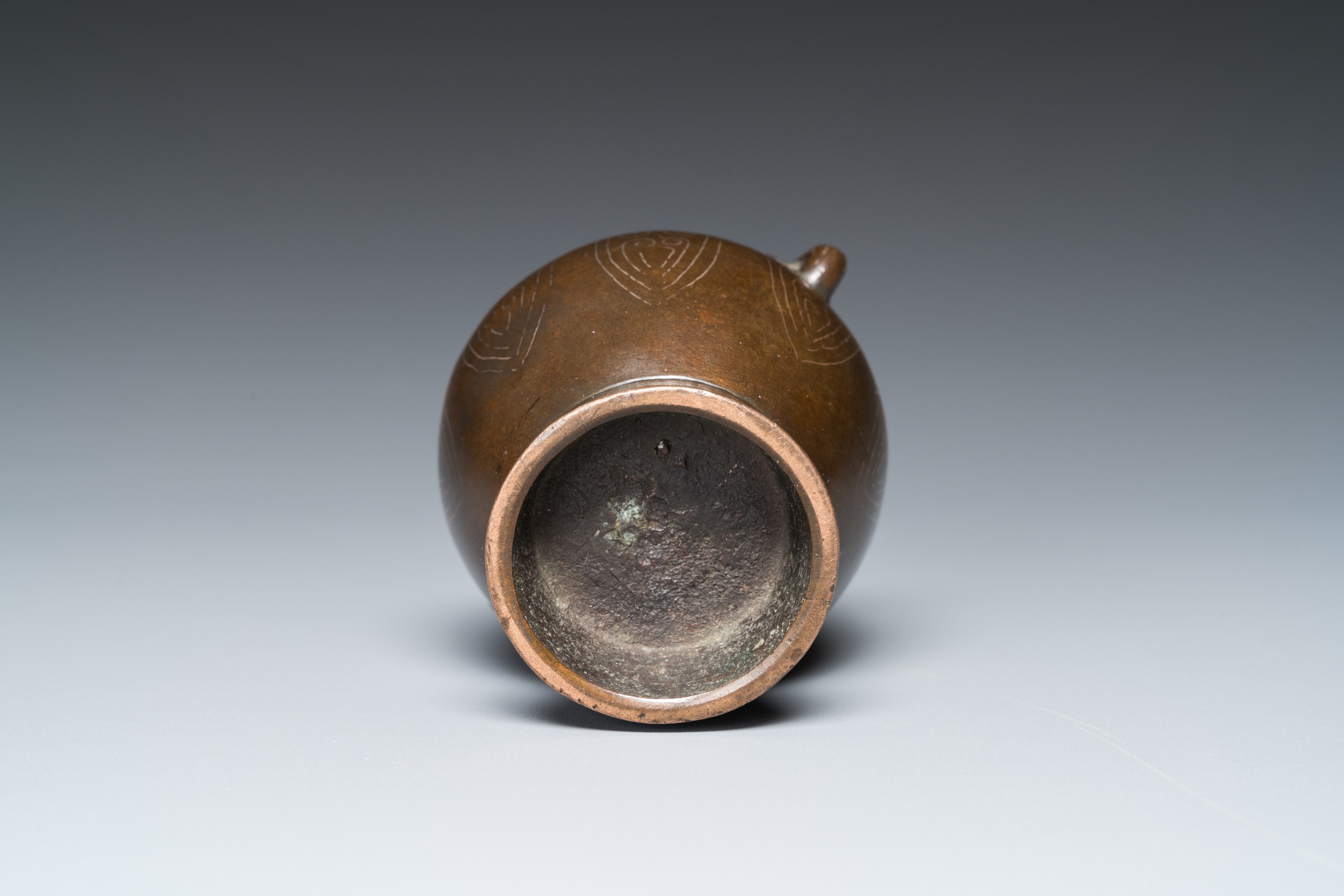 A Chinese silver-inlaid bronze 'hu' vase, 17/18th C. - Image 6 of 14