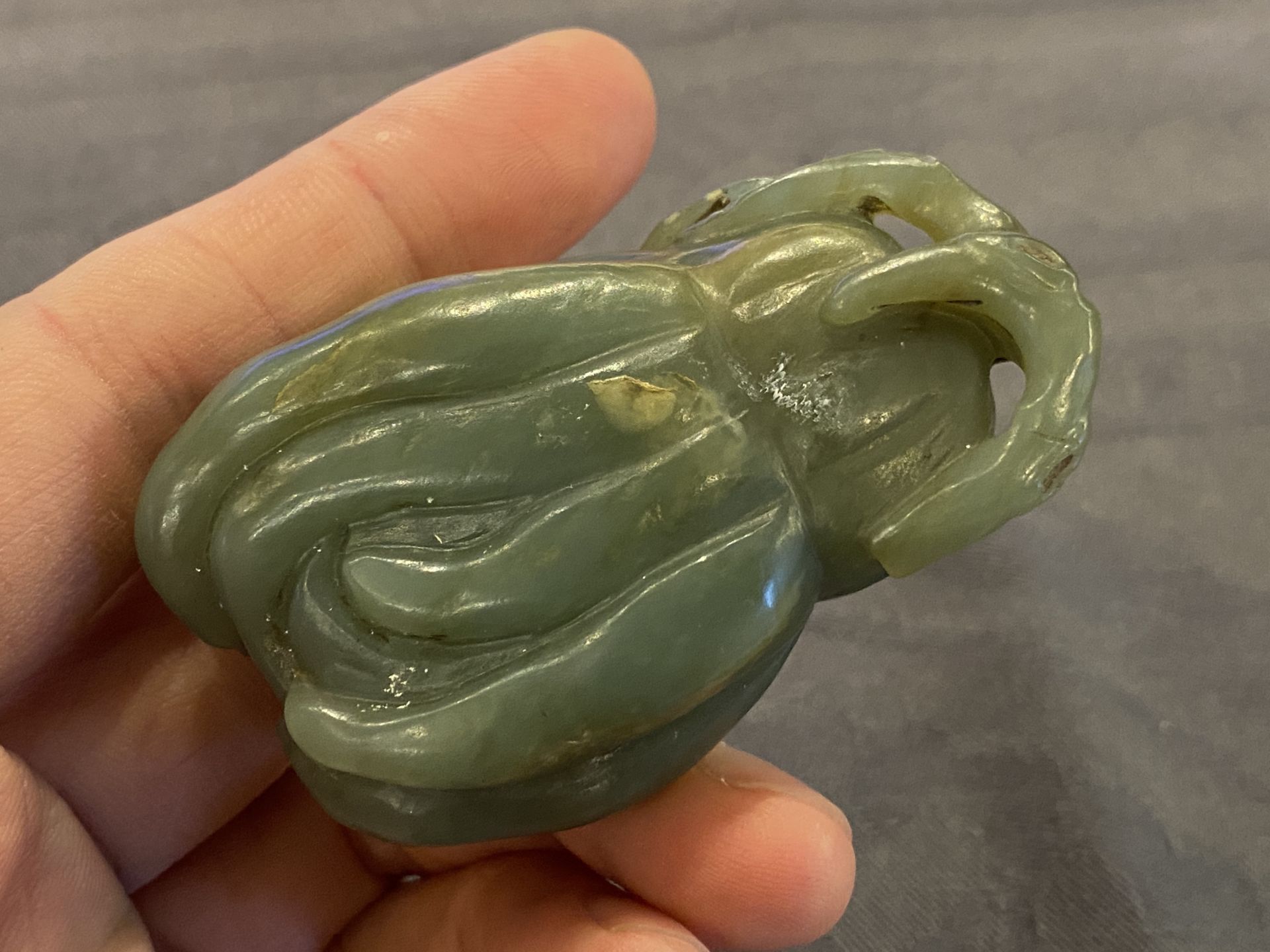 A Chinese white jade snuff bottle and a green jade 'Buddha hand' pendant, Qing - Image 15 of 21