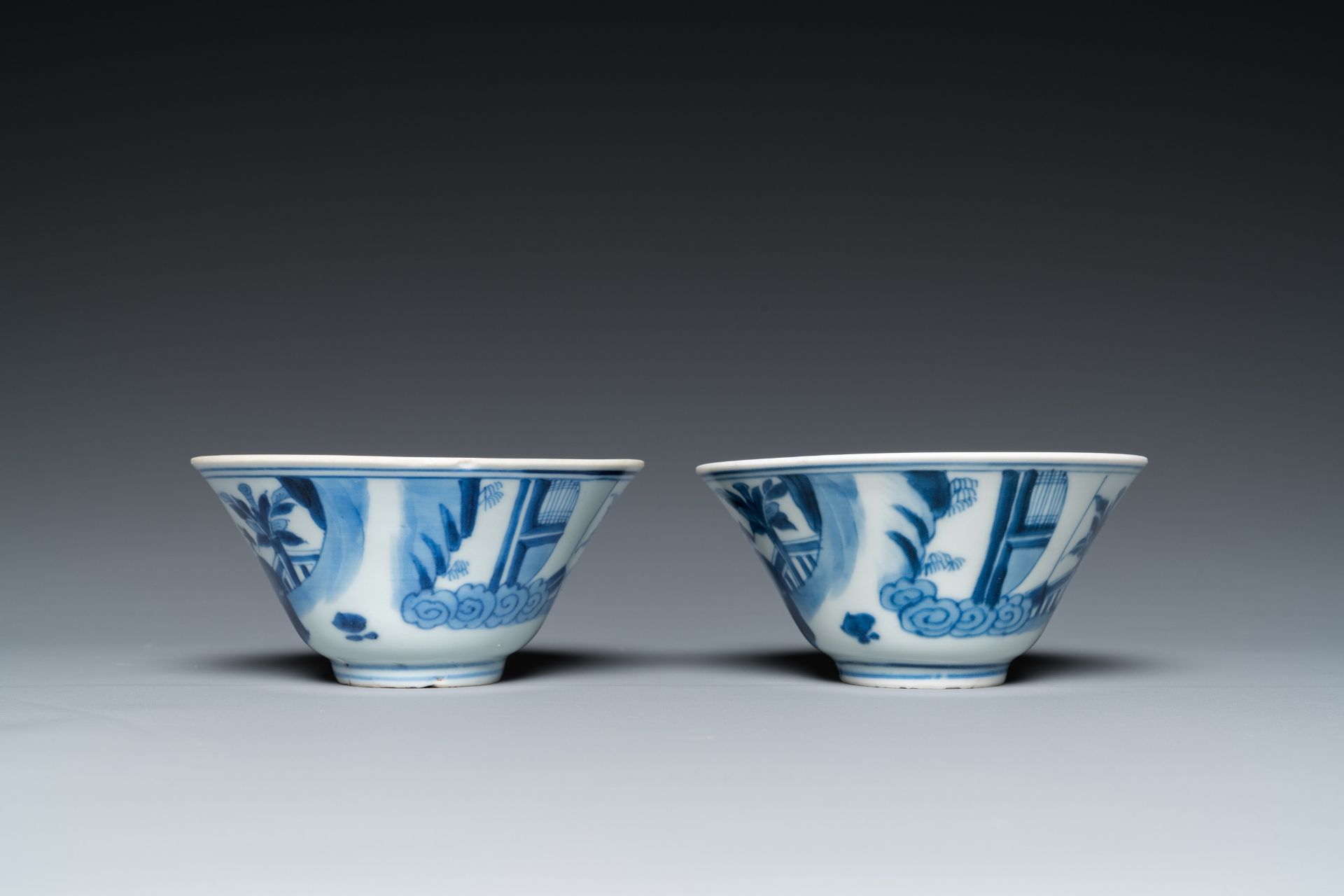 A pair of Chinese blue and white bowls, 18/19th C. - Image 4 of 7