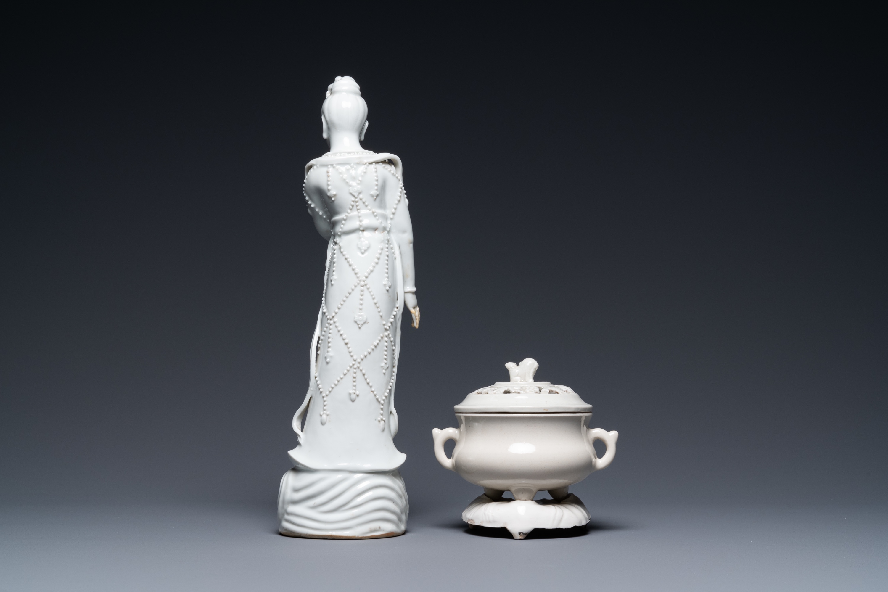 A Chinese Dehua blanc de Chine figure of Guanyin and a covered censer on stand, 18/19th C. - Image 3 of 6