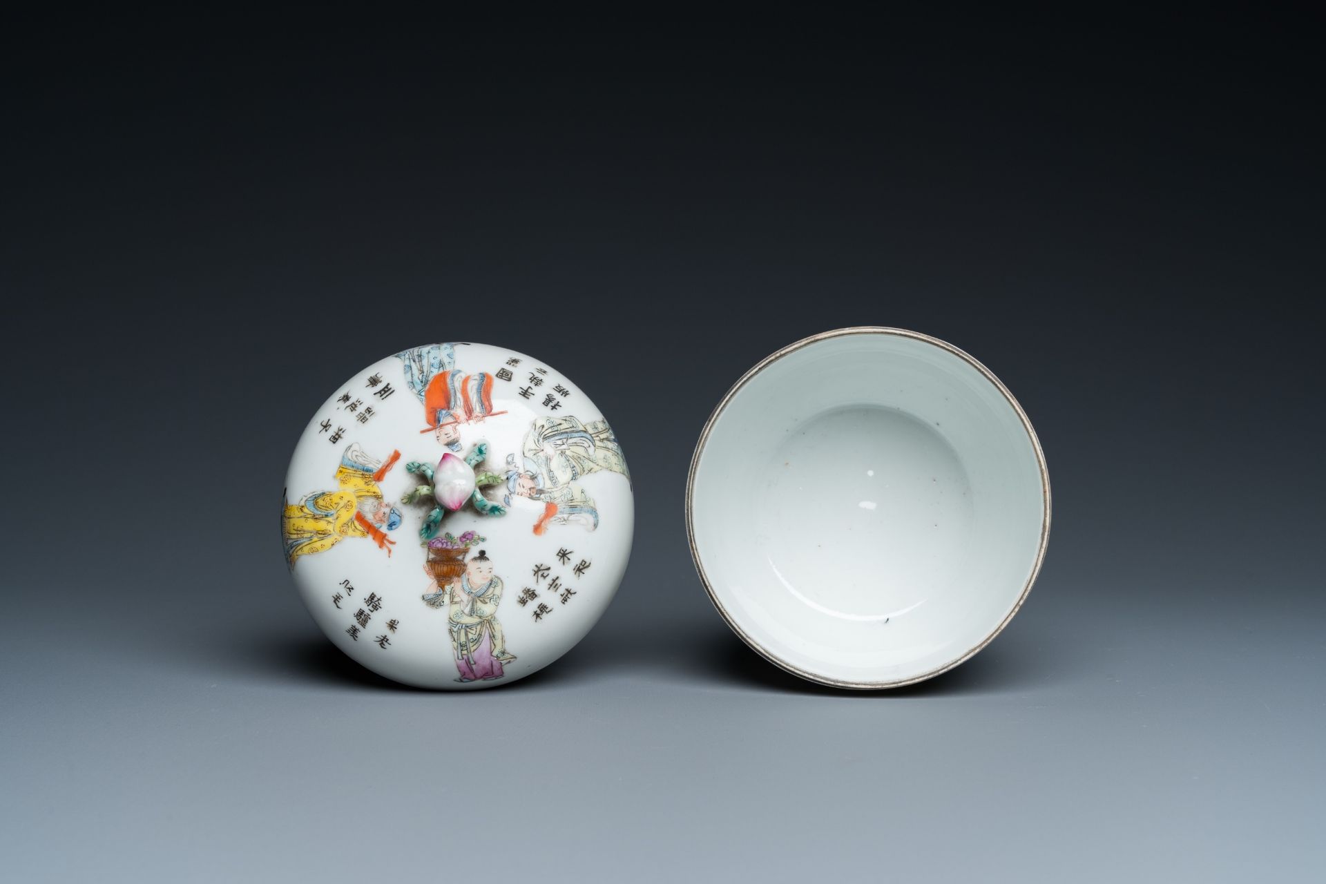 A Chinese famille rose 'Wu Shuang Pu' bowl and cover, Qianlong mark, Republic - Bild 6 aus 18
