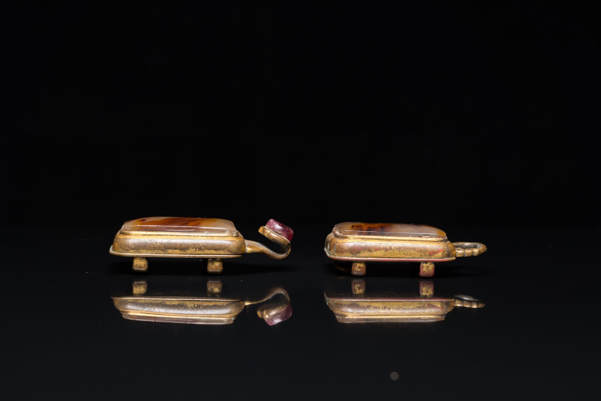 A Chinese agate-mounted gilt bronze belt buckle, late Ming/early Qing - Image 7 of 17