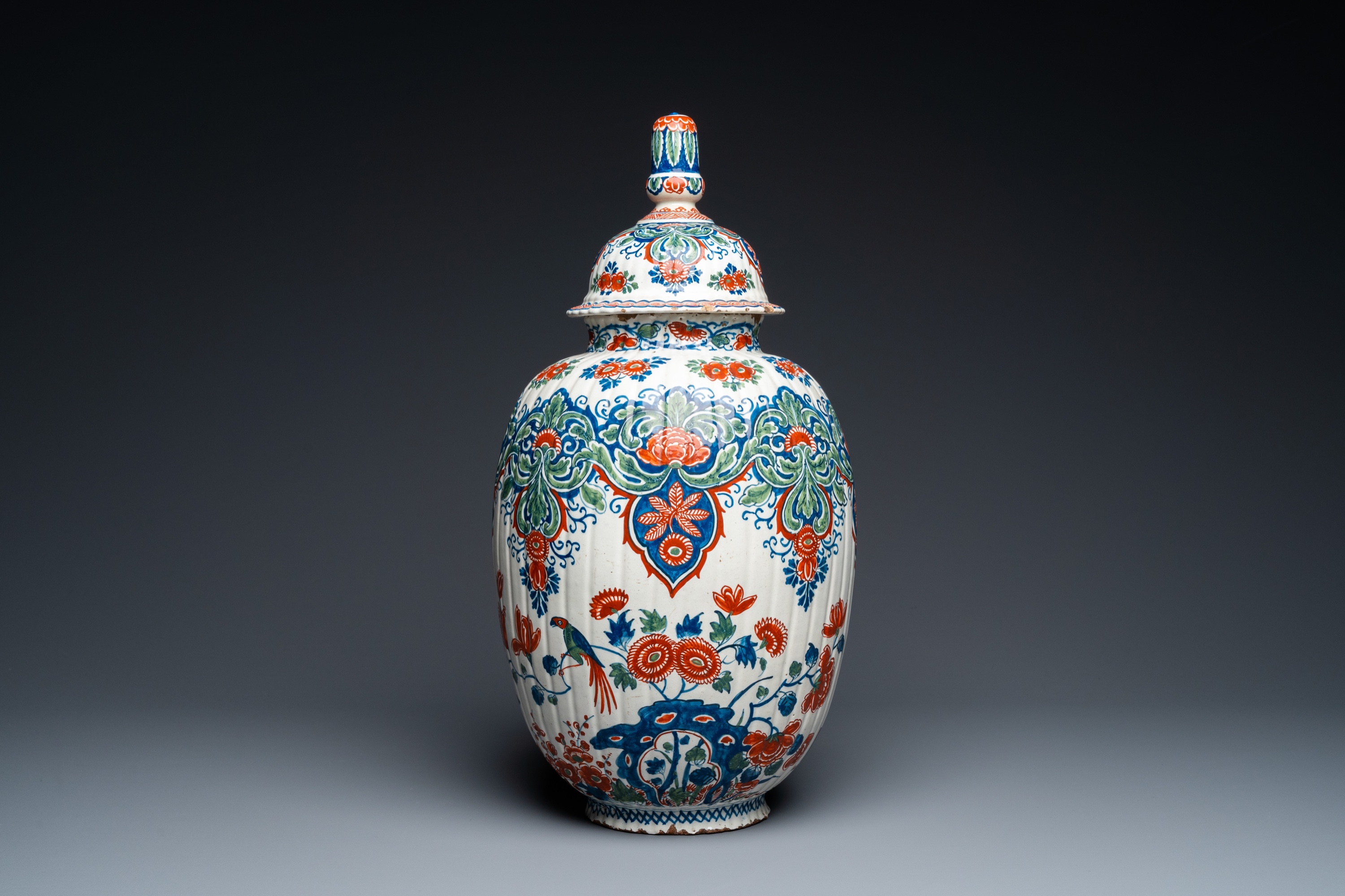 A ribbed Dutch Delft cashmere palette vase and cover, 1st quarter 18th C. - Image 3 of 6