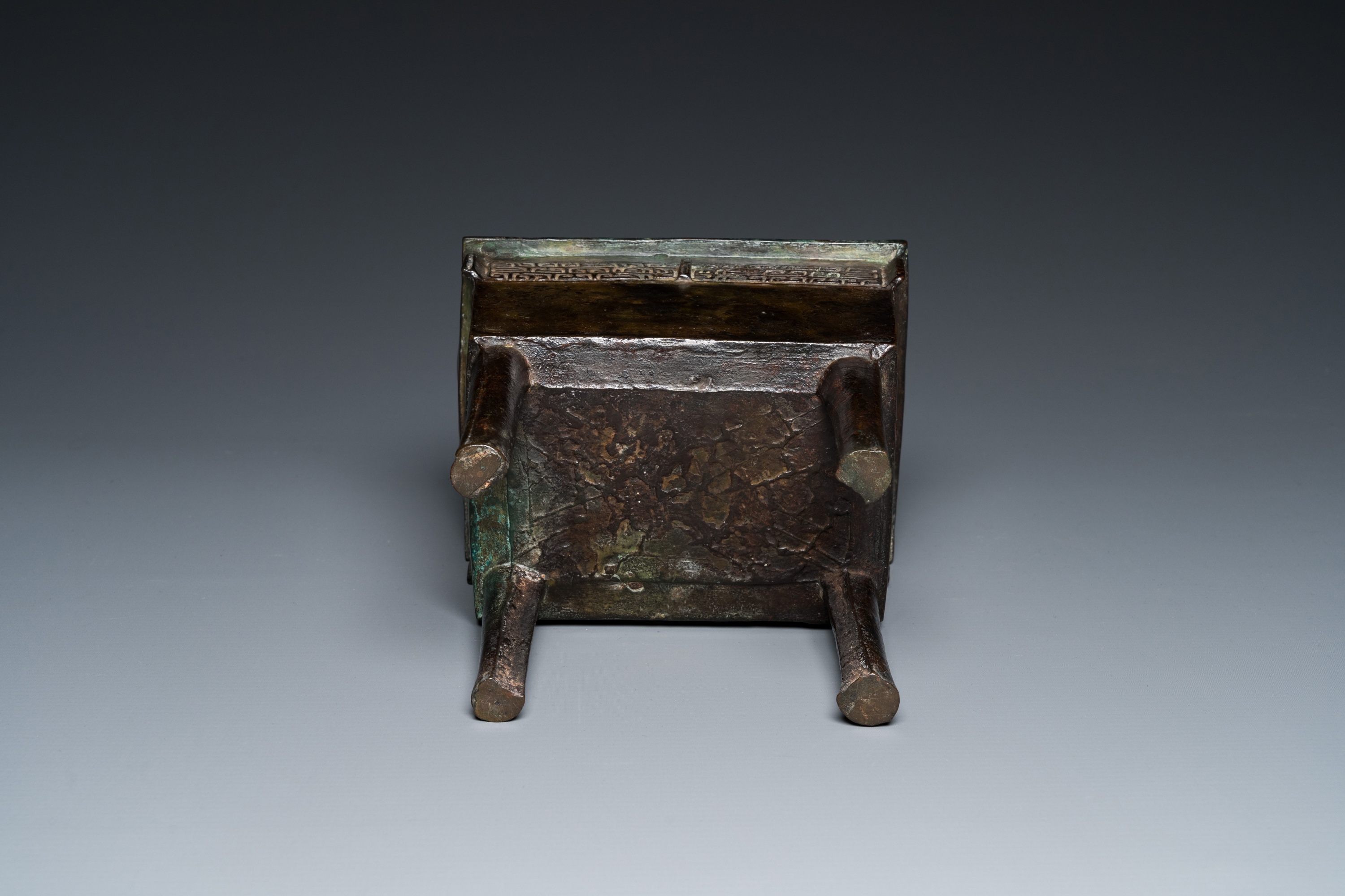 A rare Chinese archaistic bronze 'Fang Ding' ritual food vessel with inscription, Song or earlier - Image 6 of 19