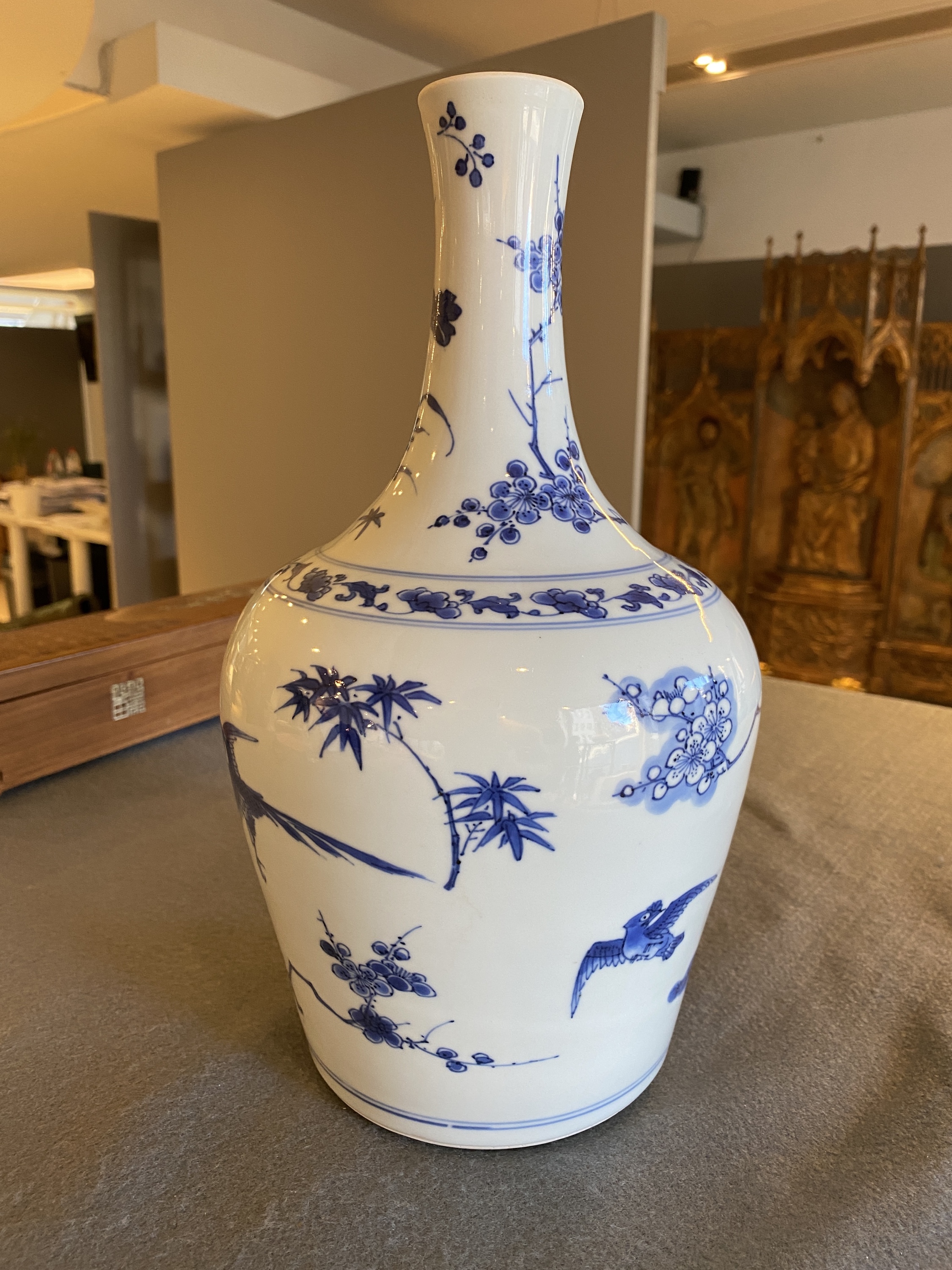 A Chinese blue and white bottle vase with birds among blossoms, Transitional period - Image 9 of 15
