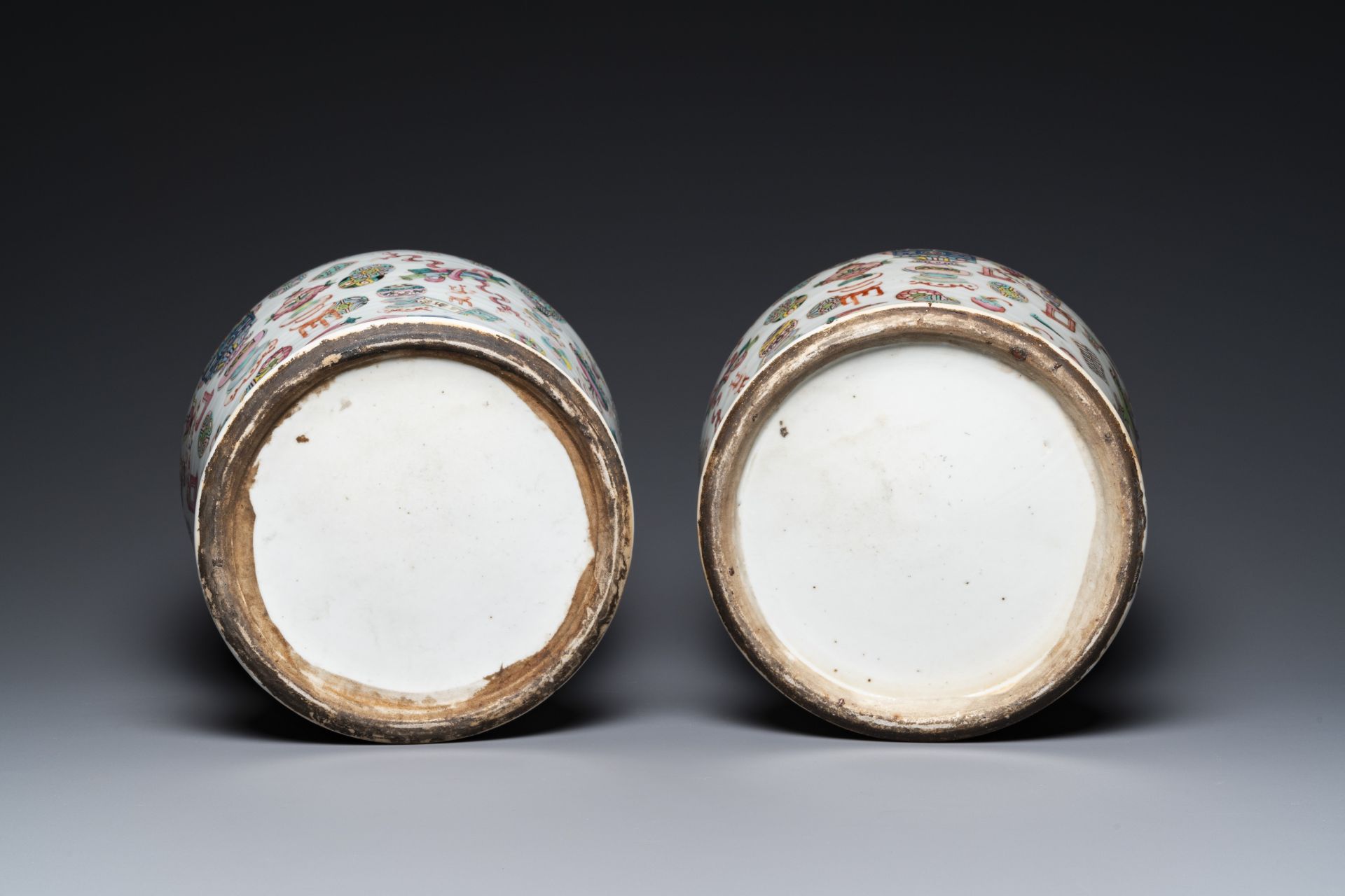A pair of Chinese famille rose 'antiquities' vases and covers, 19th C. - Bild 6 aus 8