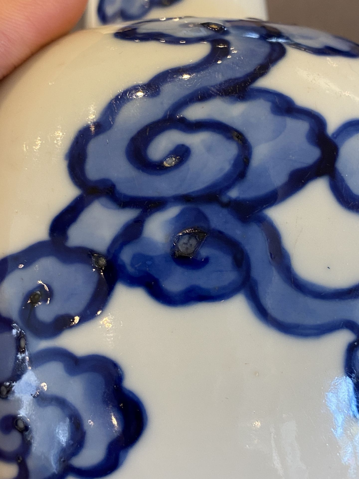A Chinese blue and white 'Bleu de Hue' vase for the Vietnamese market, Tho mark, 18/19th C. - Image 16 of 18