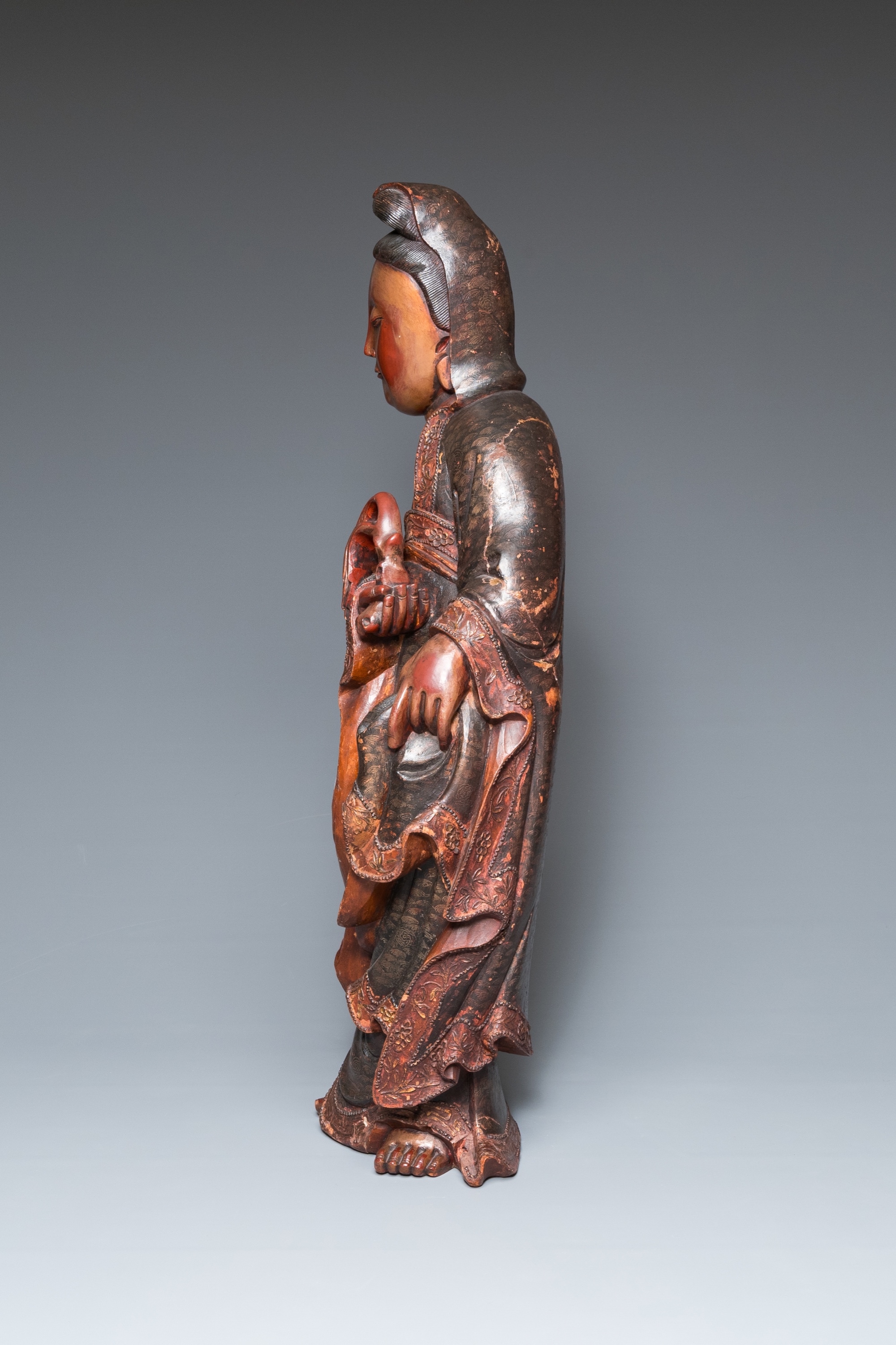 A large Chinese gilt-lacquered wood figure of Guanyin on a carved wooden stand, 17th C. - Image 5 of 9