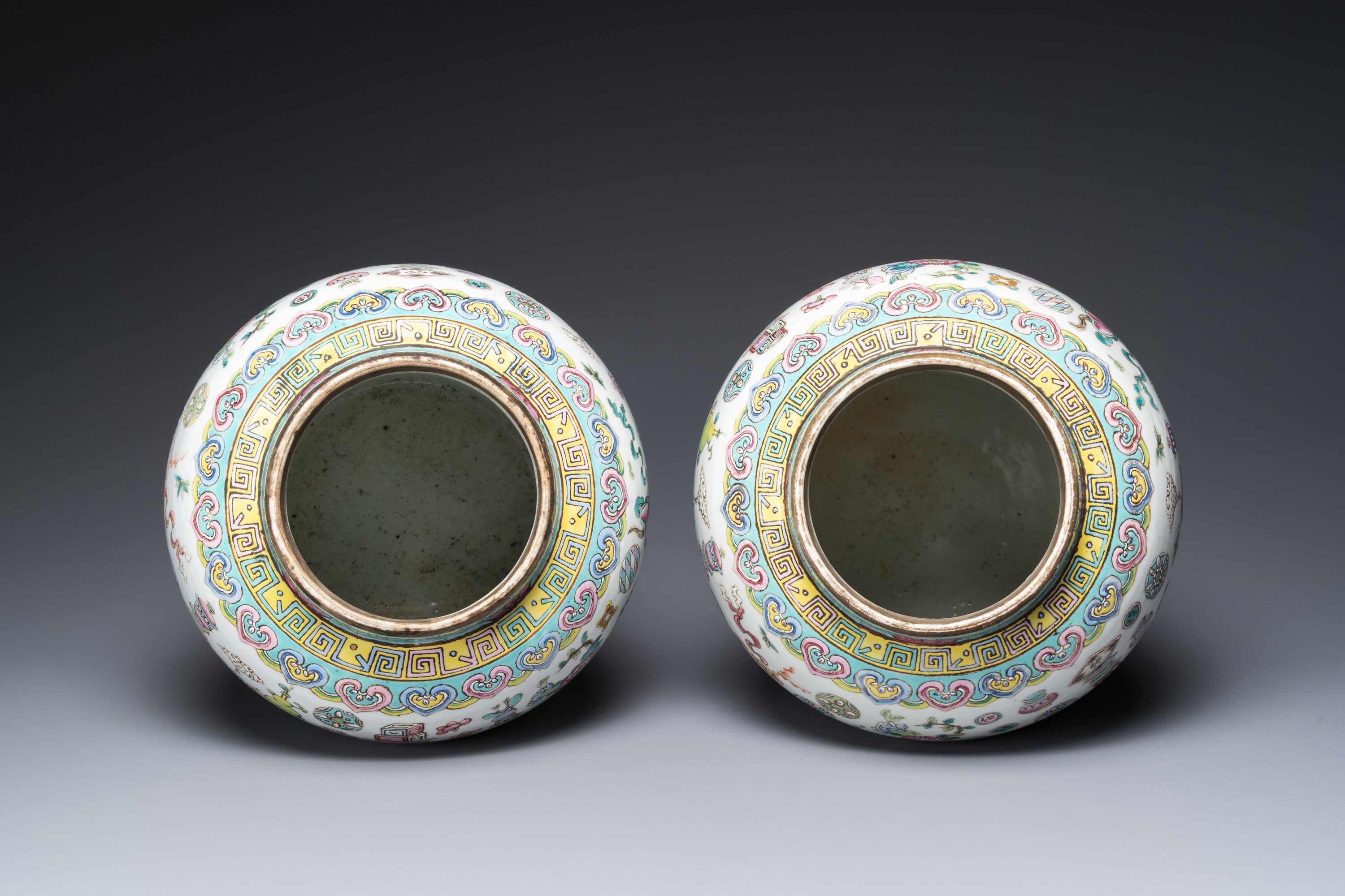 A pair of Chinese famille rose 'antiquities' vases and covers, 19th C. - Image 5 of 8