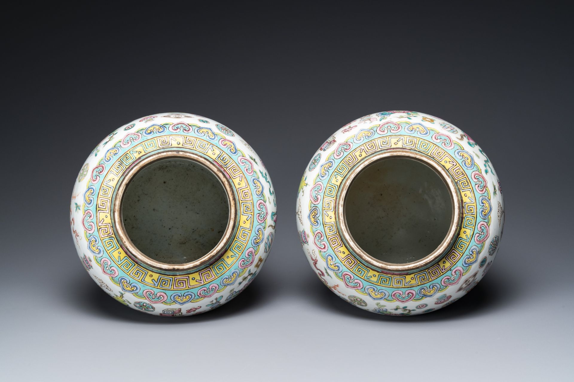 A pair of Chinese famille rose 'antiquities' vases and covers, 19th C. - Bild 5 aus 8