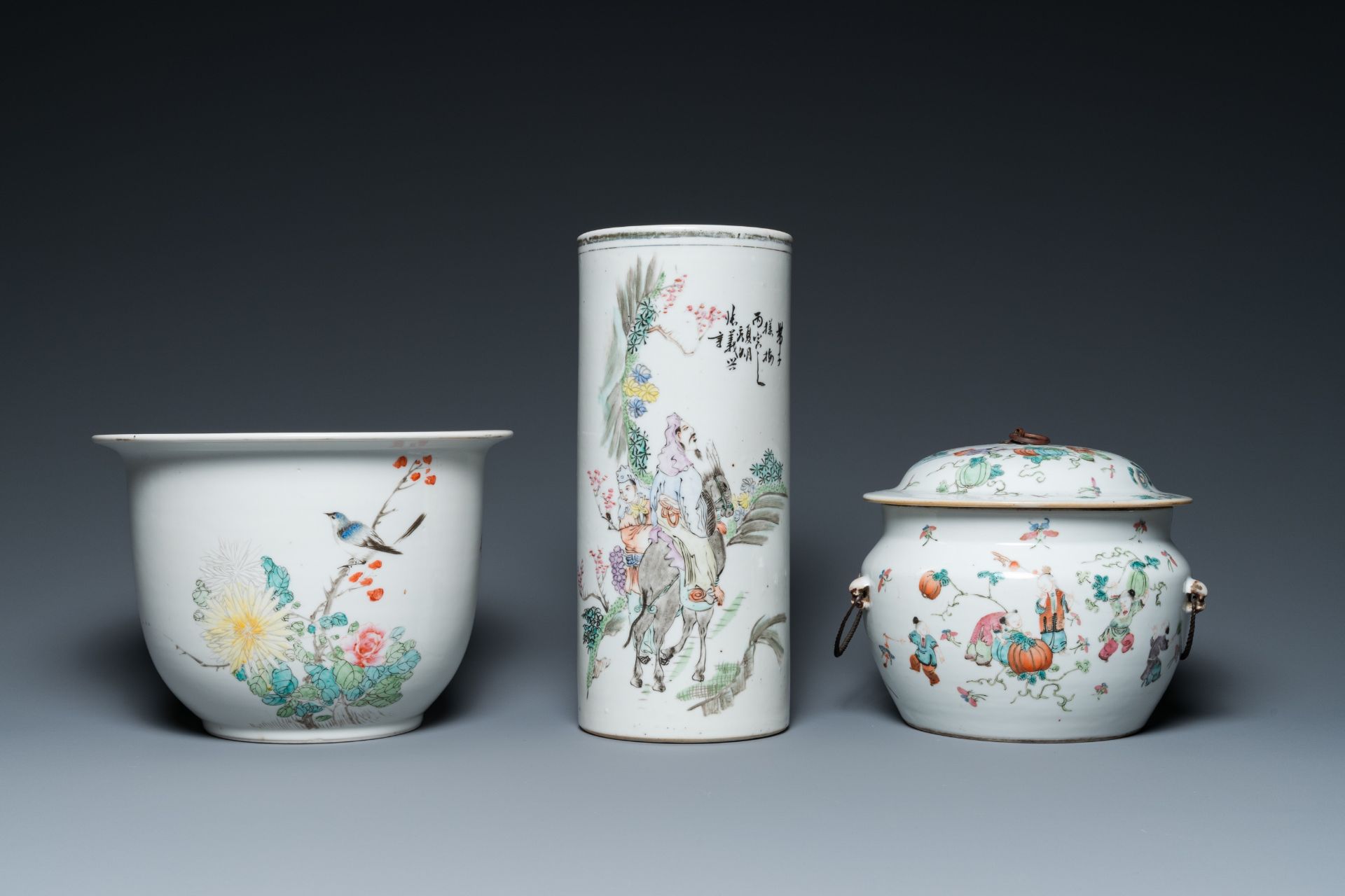 A Chinese qianjiang cai hat stand, a jardinire and a famille rose bowl and cover, 19/20th C. - Image 2 of 7