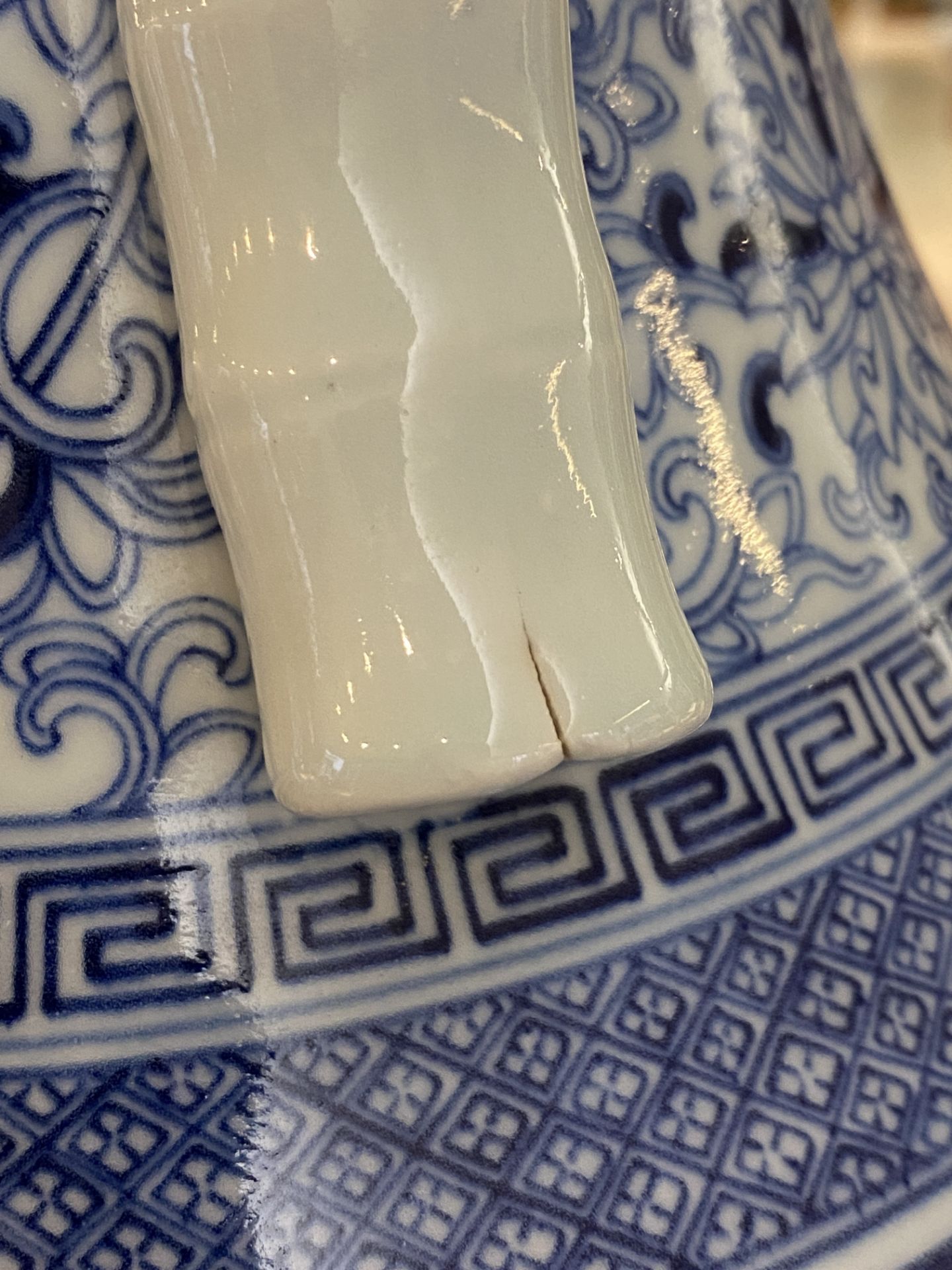 A large Chinese blue and white 'hu' vase with bajixiang design, Qianlong mark, Republic - Bild 16 aus 16