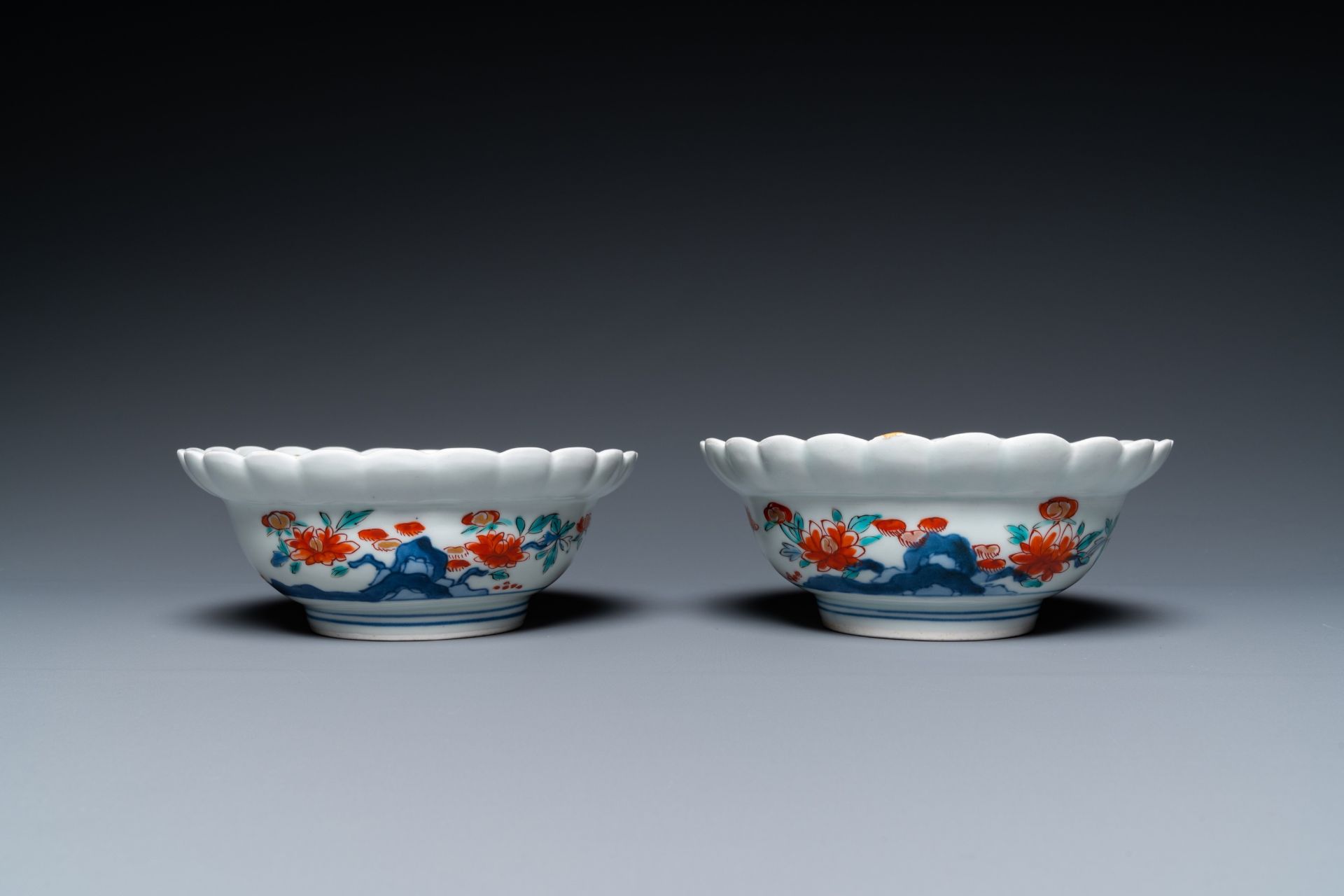 A pair of Japanese Kakiemon bowls with floral design, Edo, 17/18th C. - Image 4 of 21