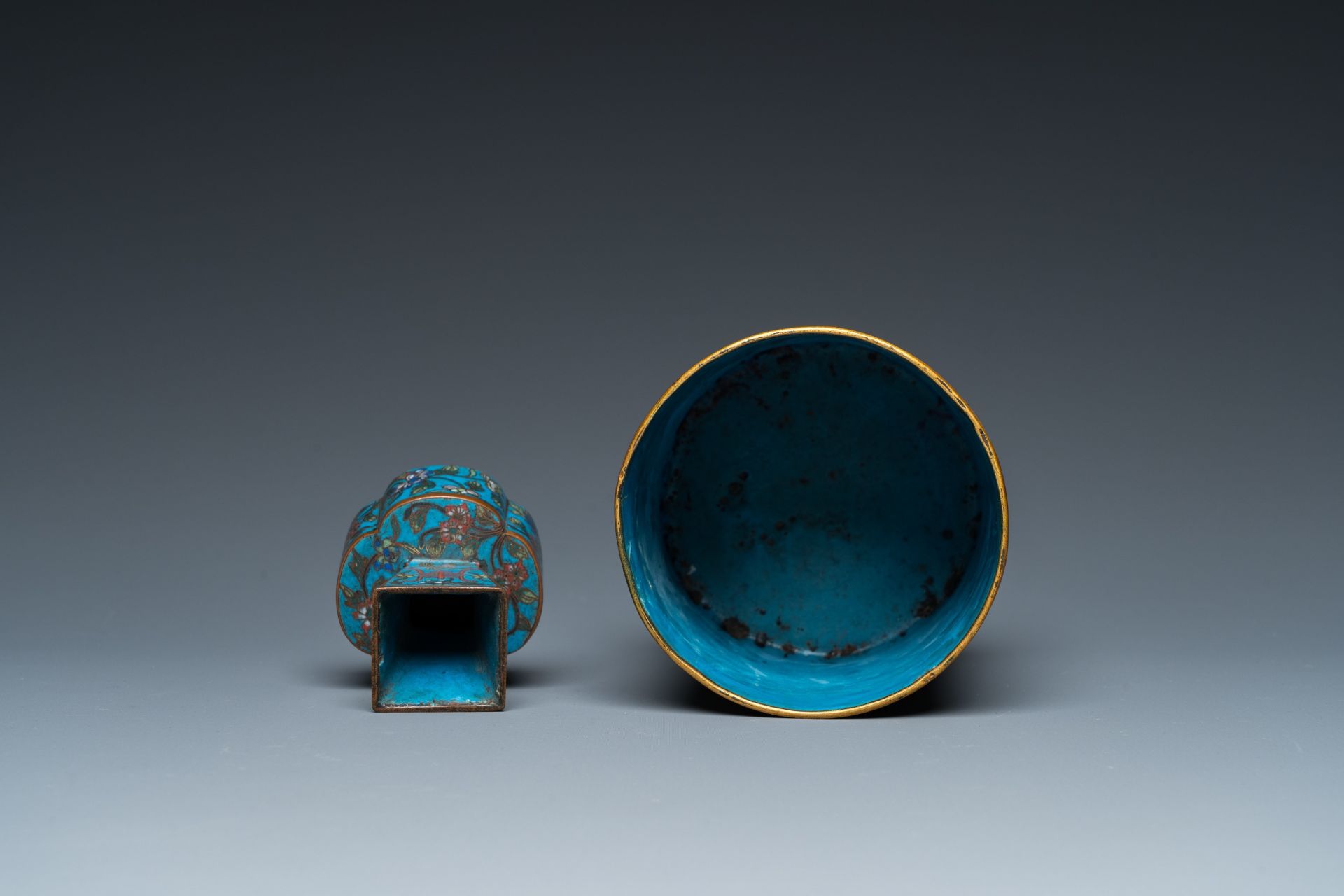 A Chinese cloisonnŽ brush pot, a small vase and a patinated copper dish, 19/20th C. - Image 8 of 9