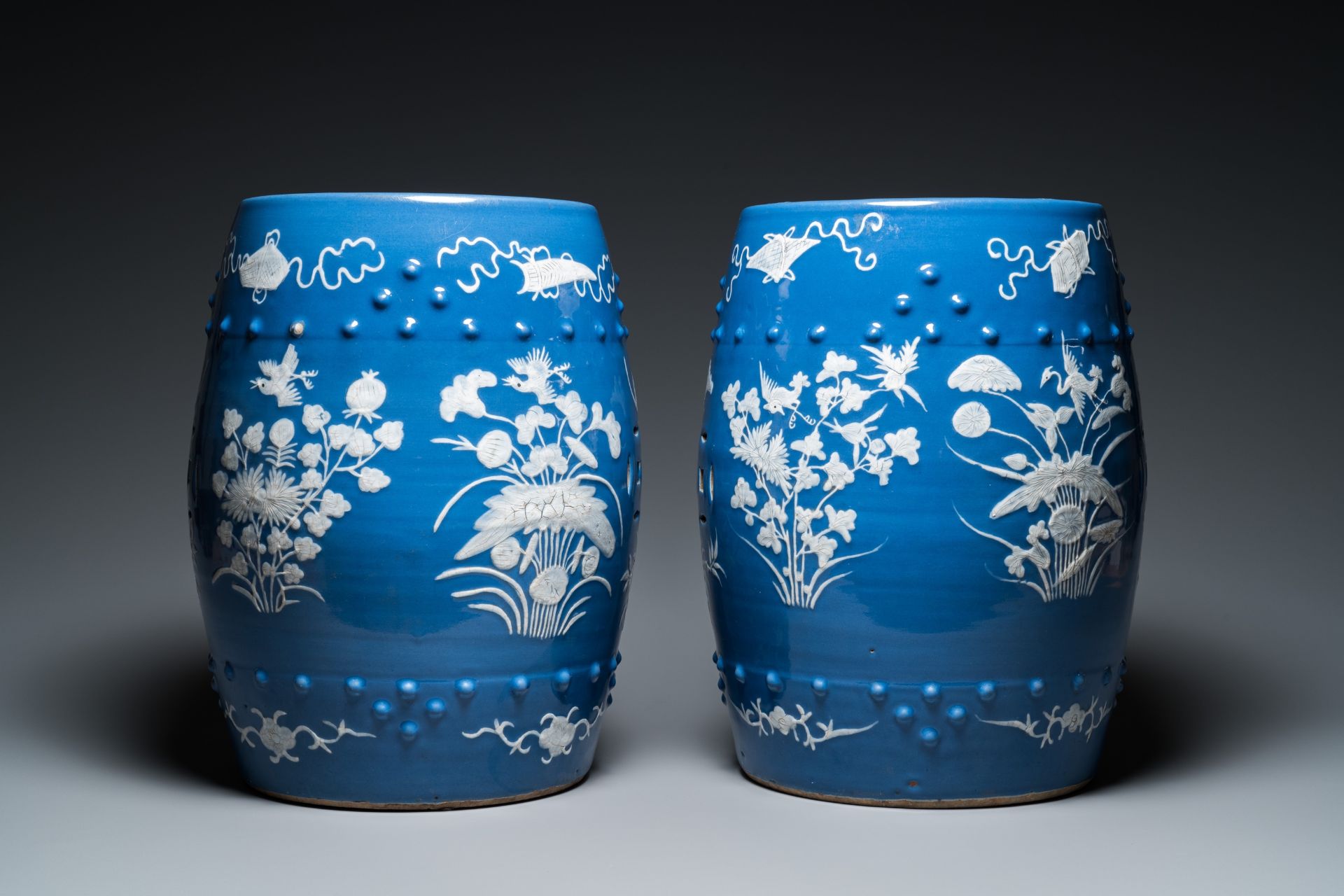 A pair of Chinese white slip-decorated blue-ground garden seats, 19th C. - Bild 5 aus 7