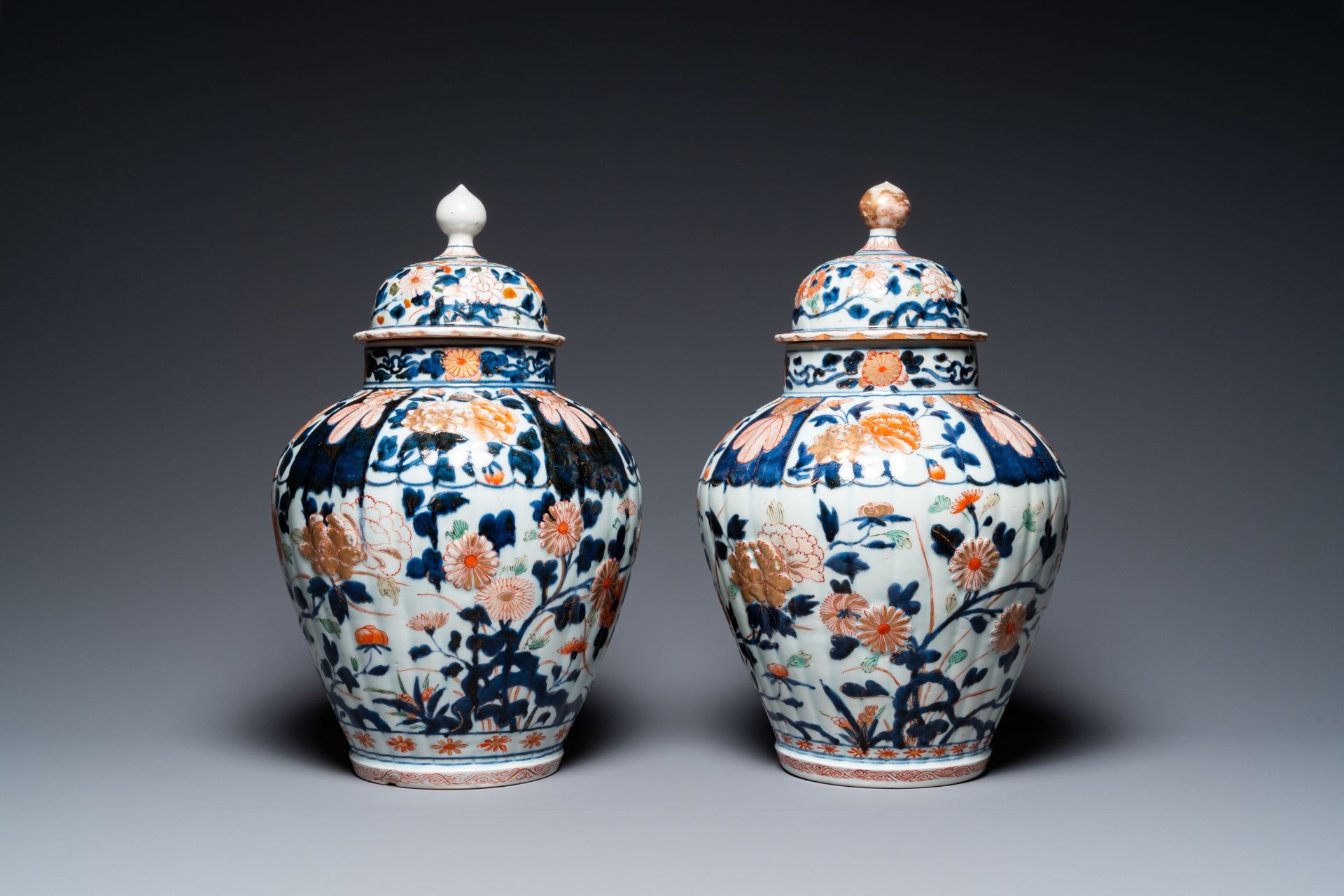 A pair of Japanese Imari vases and covers, Edo, 17/18th C. - Image 4 of 28