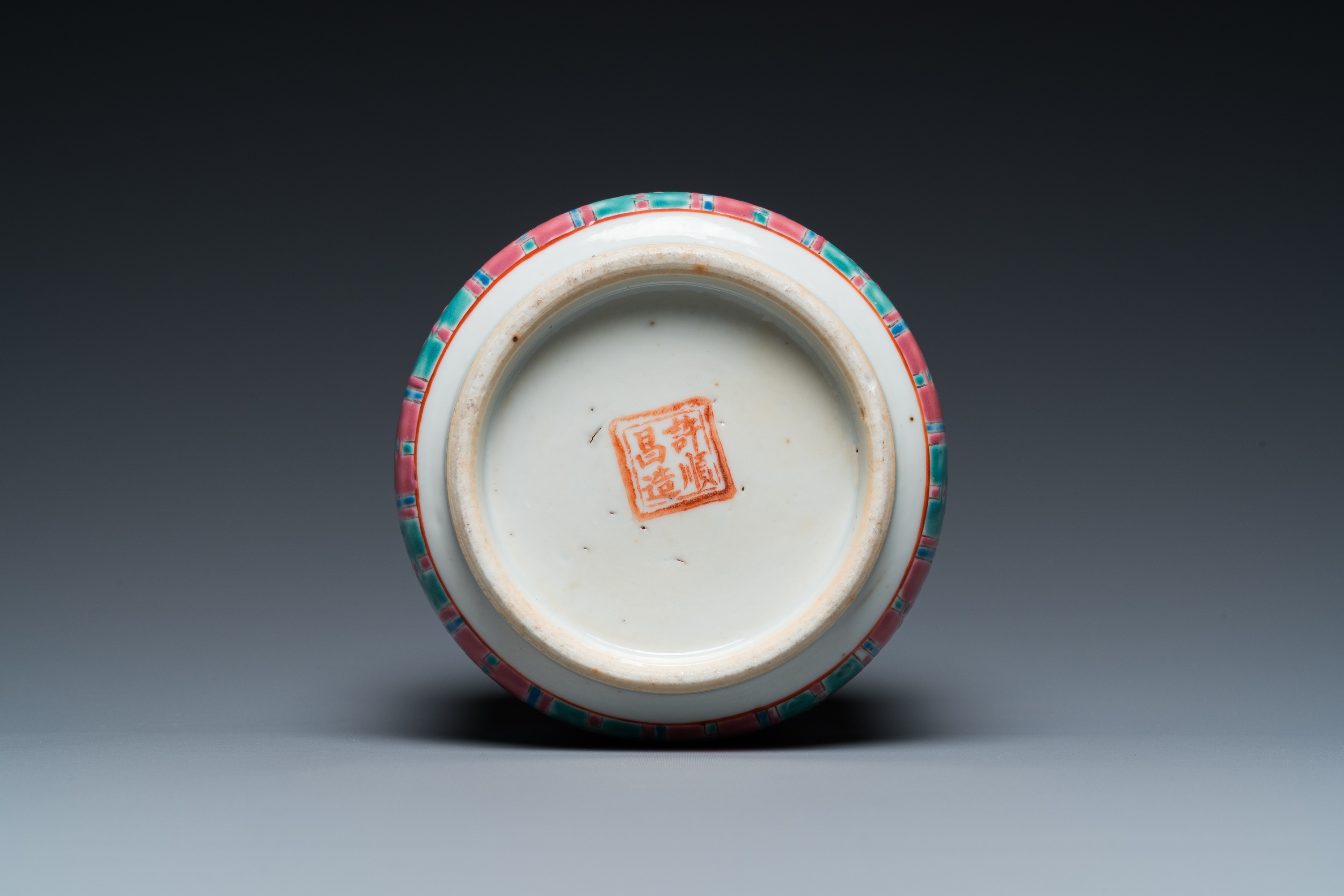 A Chinese famille rose brush pot for the Straits or Peranakan market, 19th C. - Image 7 of 7