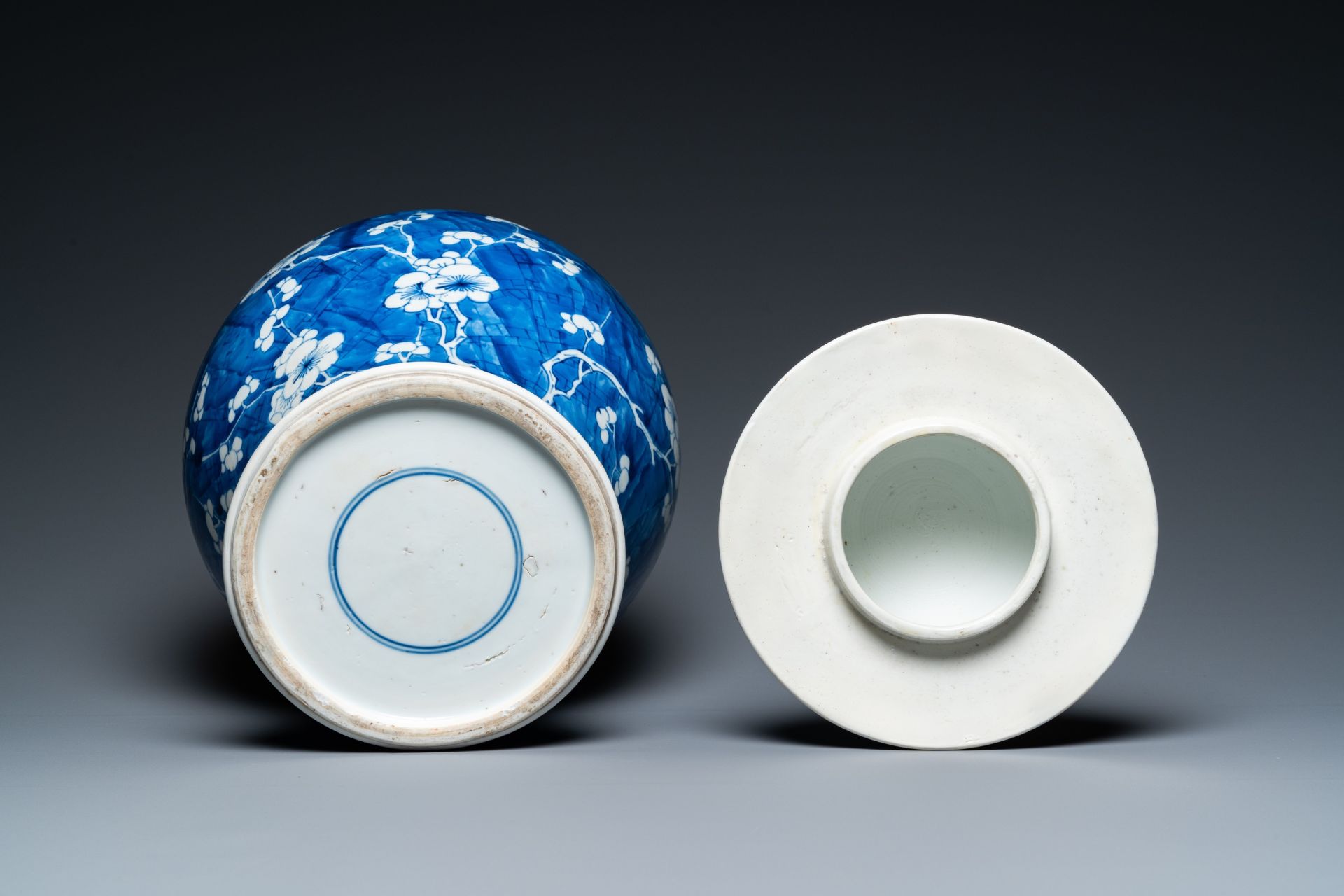 A Chinese blue and white 'prunus on cracked ice' vase and cover, Kangxi - Image 6 of 29