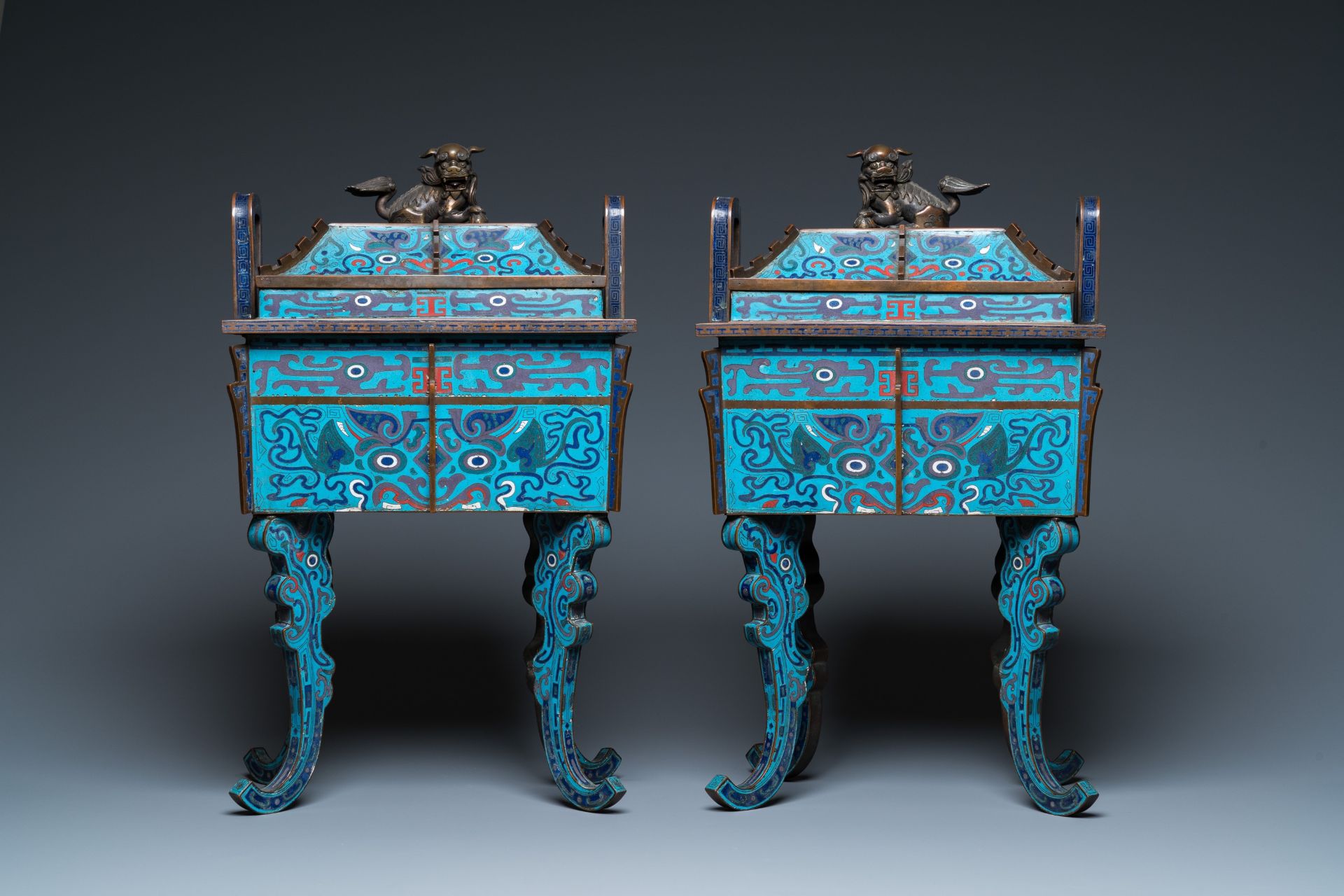 A pair of large Chinese cloisonnŽ 'fangding' censers and covers on wooden stands, 19th C. - Image 4 of 11