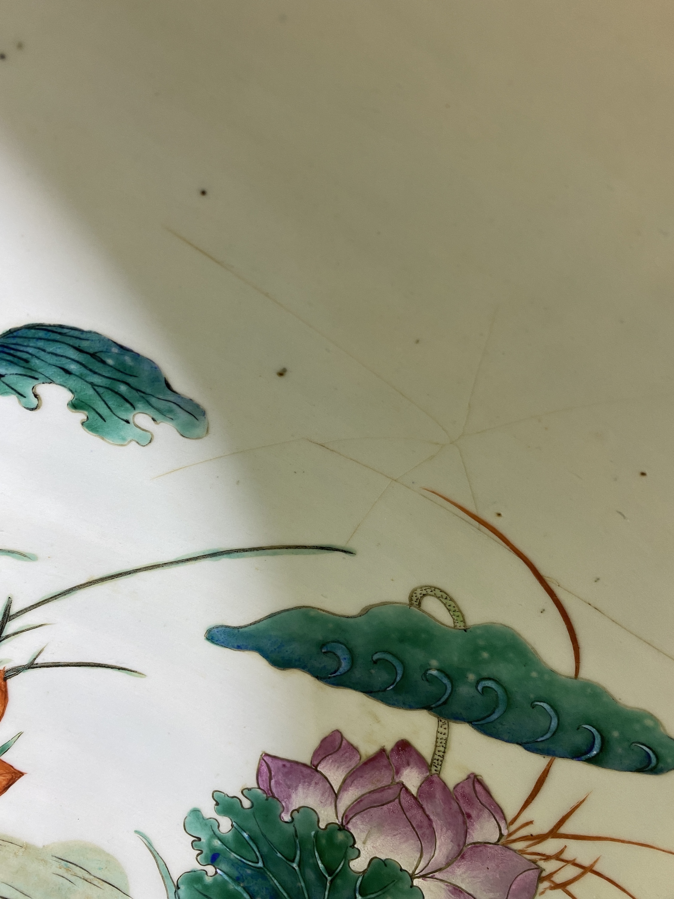 A large Chinese famille verte light blue-ground fish bowl, 19th C. - Image 21 of 28