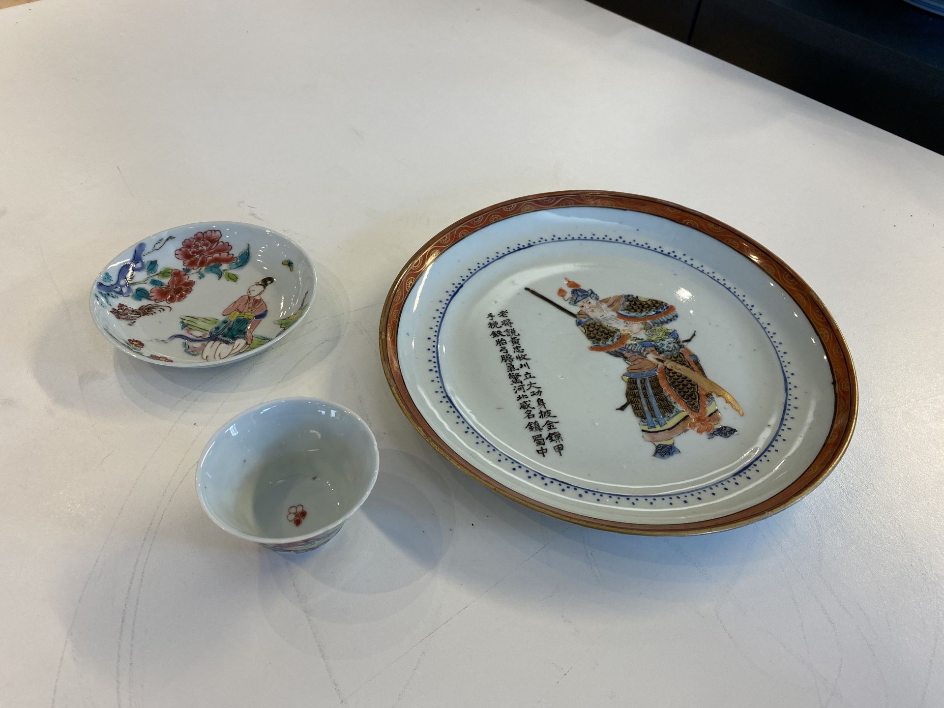 A Chinese famille rose 'Wu Shuang Pu' plate and a cup and saucer, Yongzheng and 19th C. - Image 10 of 27
