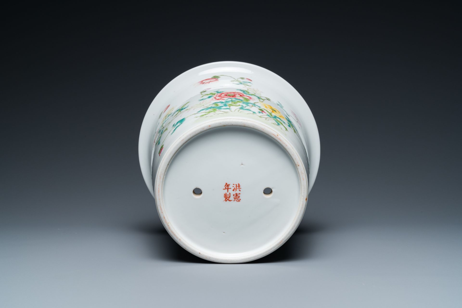 A Chinese famille rose plate and a jardinire, Yongzheng and Hongxian mark, Republic - Image 8 of 9