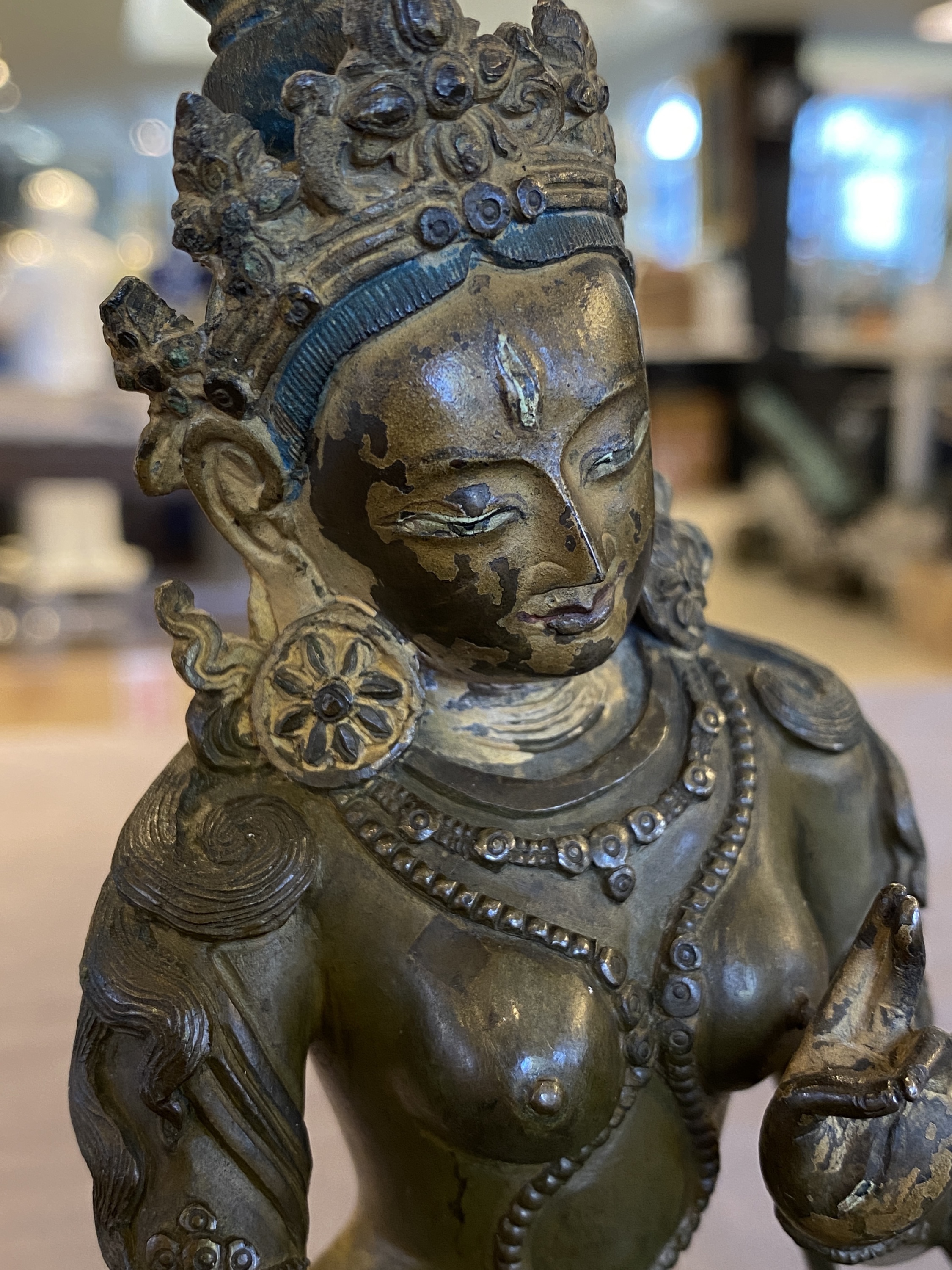 A Sino-Tibetan gilt bronze Tara, 17/18th C. - Image 14 of 25