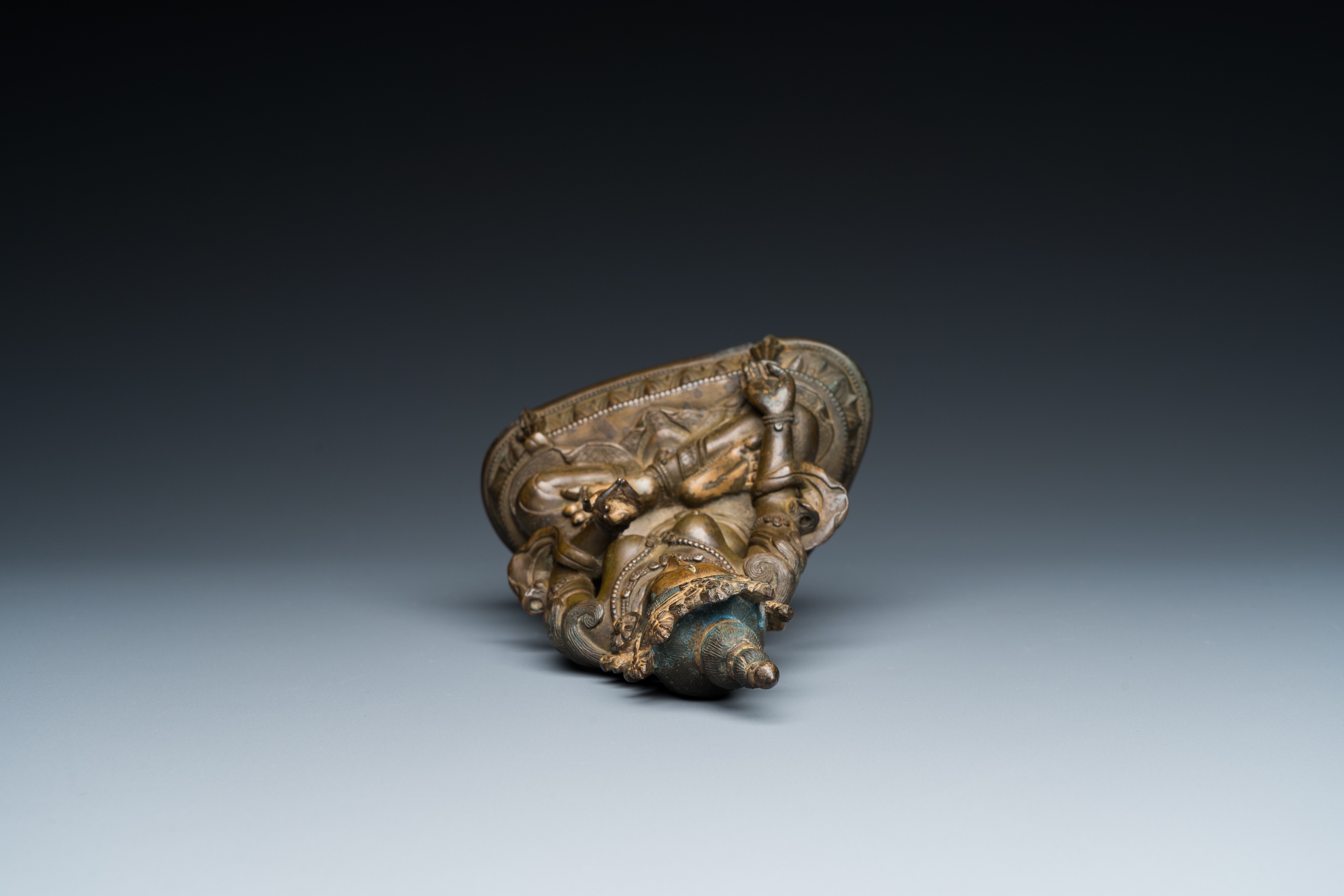 A Sino-Tibetan gilt bronze Tara, 17/18th C. - Image 5 of 25