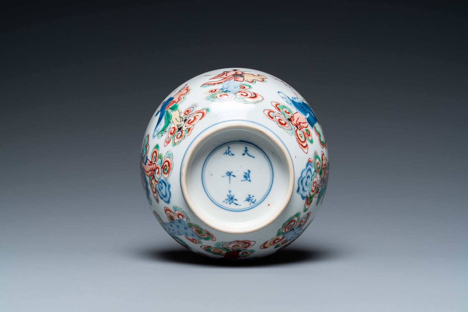 A Chinese famille verte 'immortals' bowl, Chenghua mark, 19/20th C. - Image 7 of 17
