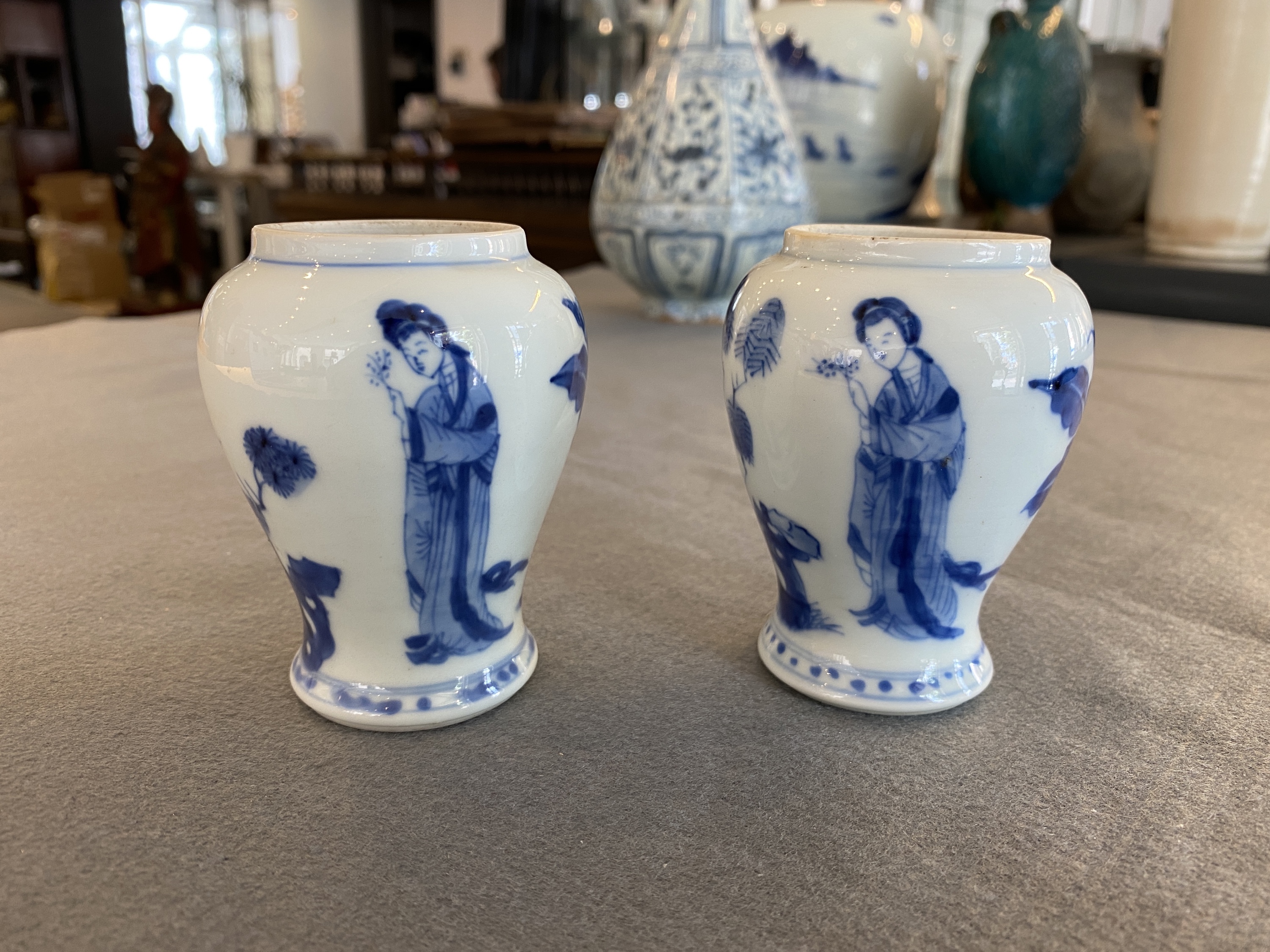 A pair of Chinese blue and white small vases with ladies, Kangxi - Image 7 of 15