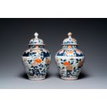 A pair of Japanese Imari vases and covers, Edo, 17/18th C.