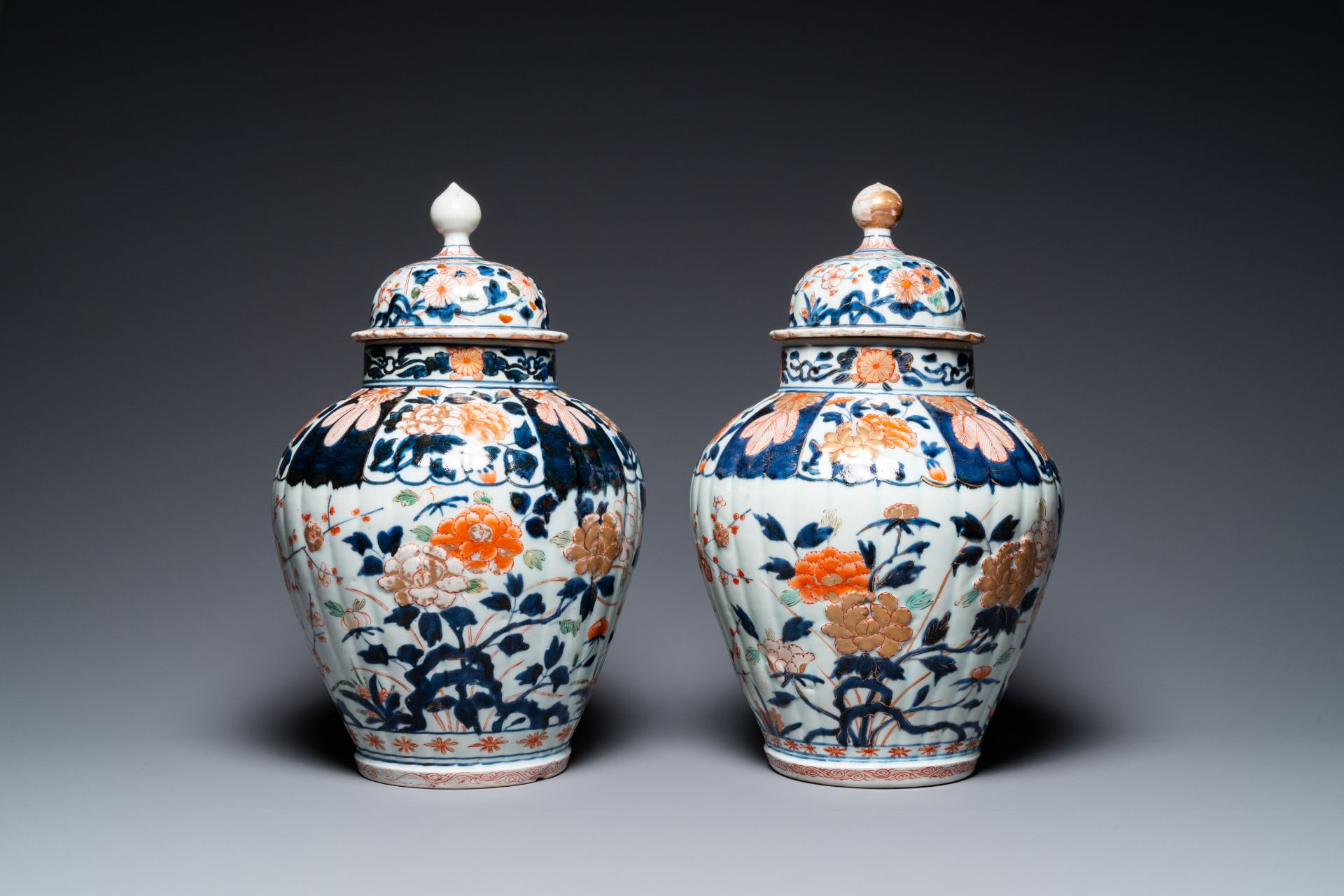 A pair of Japanese Imari vases and covers, Edo, 17/18th C.