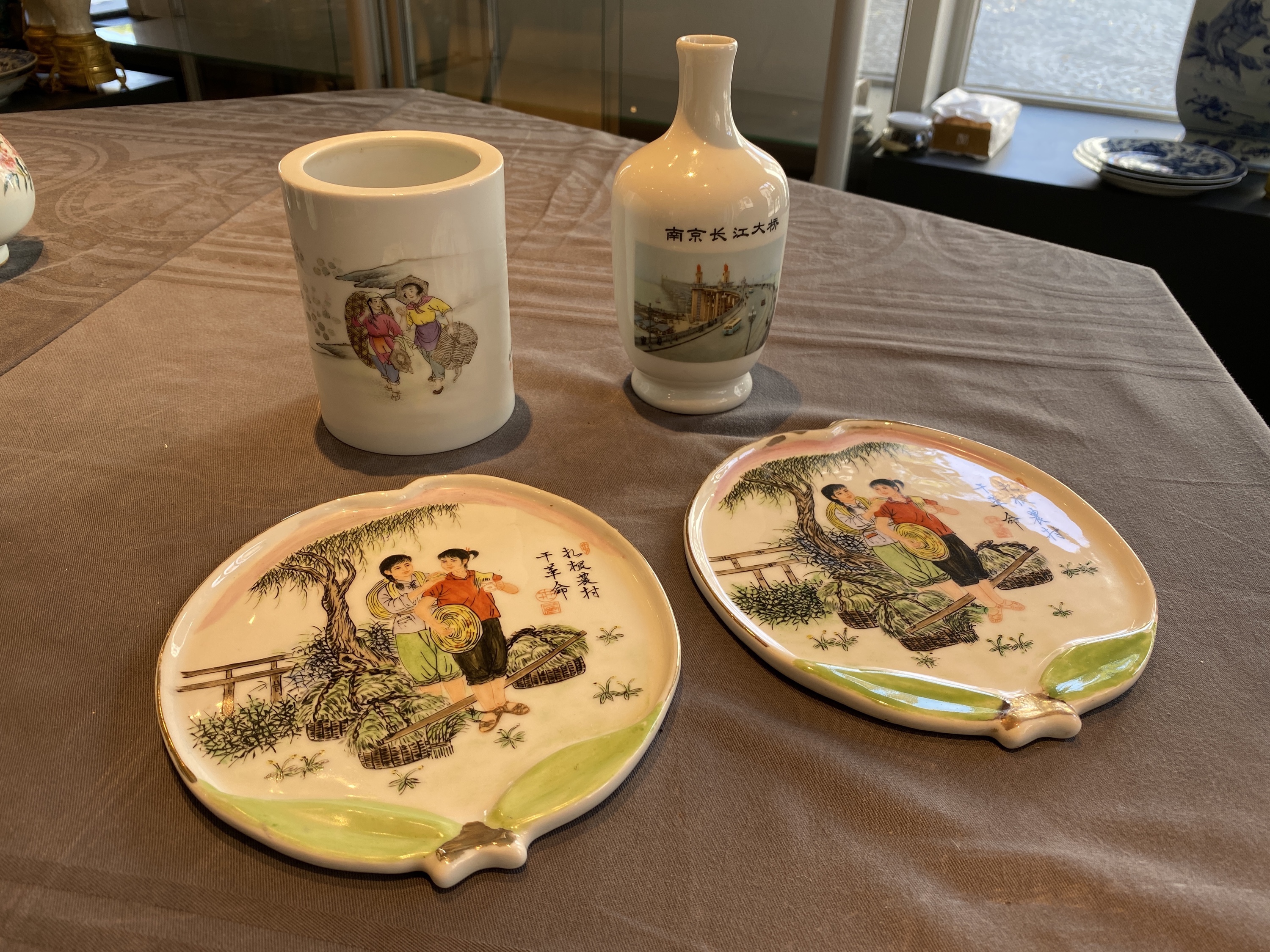 Four Chinese porcelain wares with Cultural Revolution design - Image 10 of 26