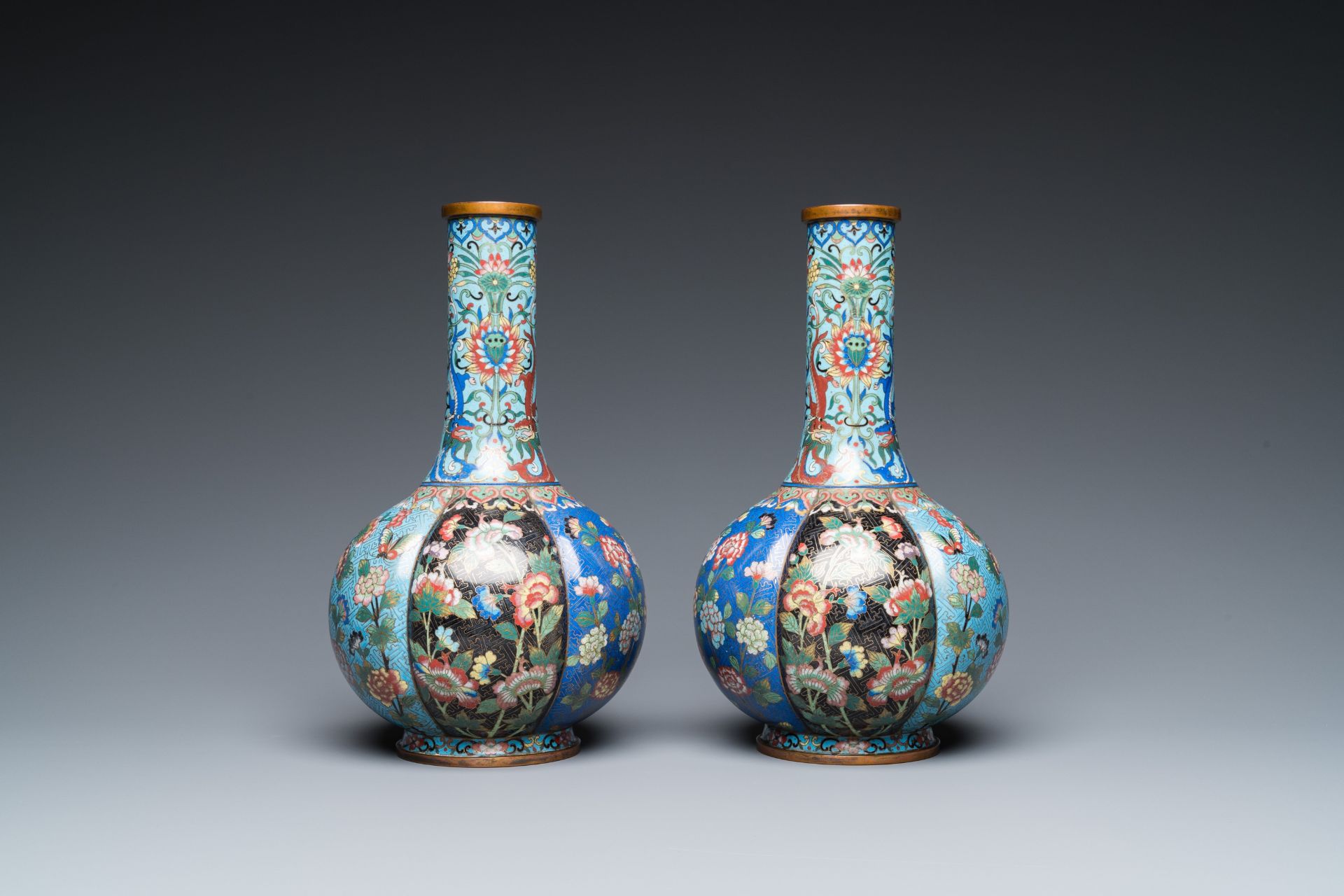 A pair of Chinese cloisonnŽ bottle vases, 19th C. - Image 2 of 6