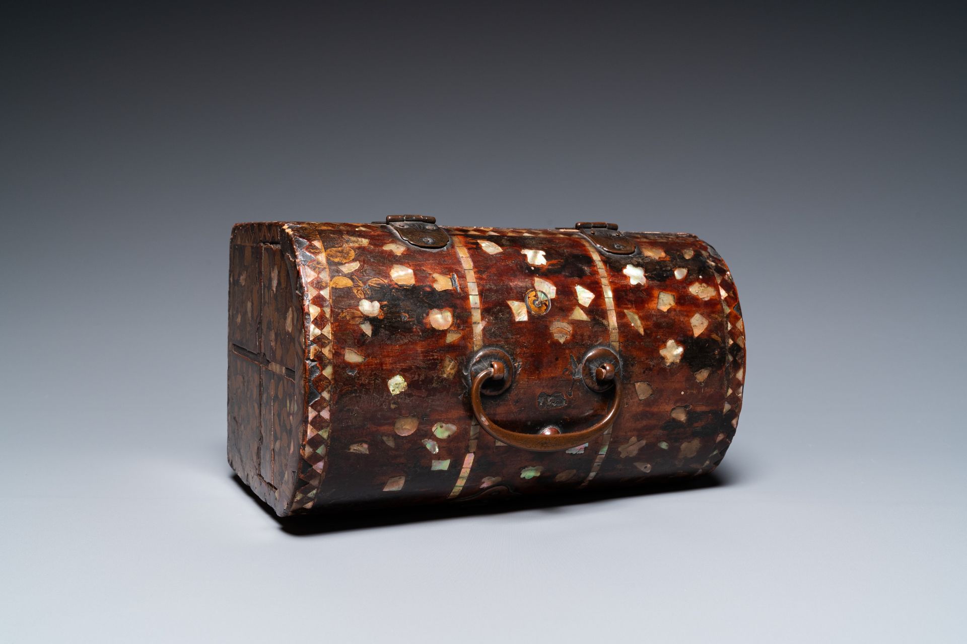 A Japanese tortoise-veneered and mother of pearl-inlaid wooden 'Namban' coffer, Momoyama or Edo, 16/ - Image 7 of 8