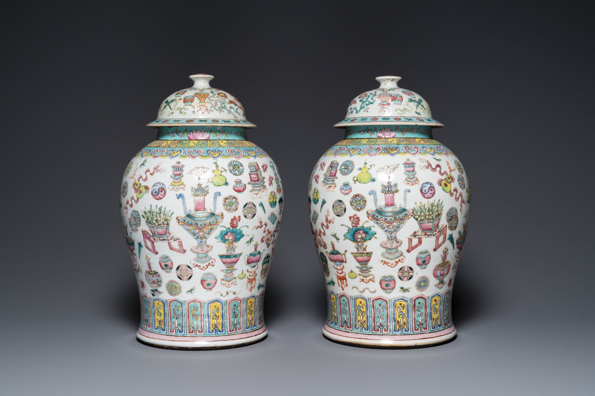 A pair of Chinese famille rose 'antiquities' vases and covers, 19th C. - Bild 3 aus 8