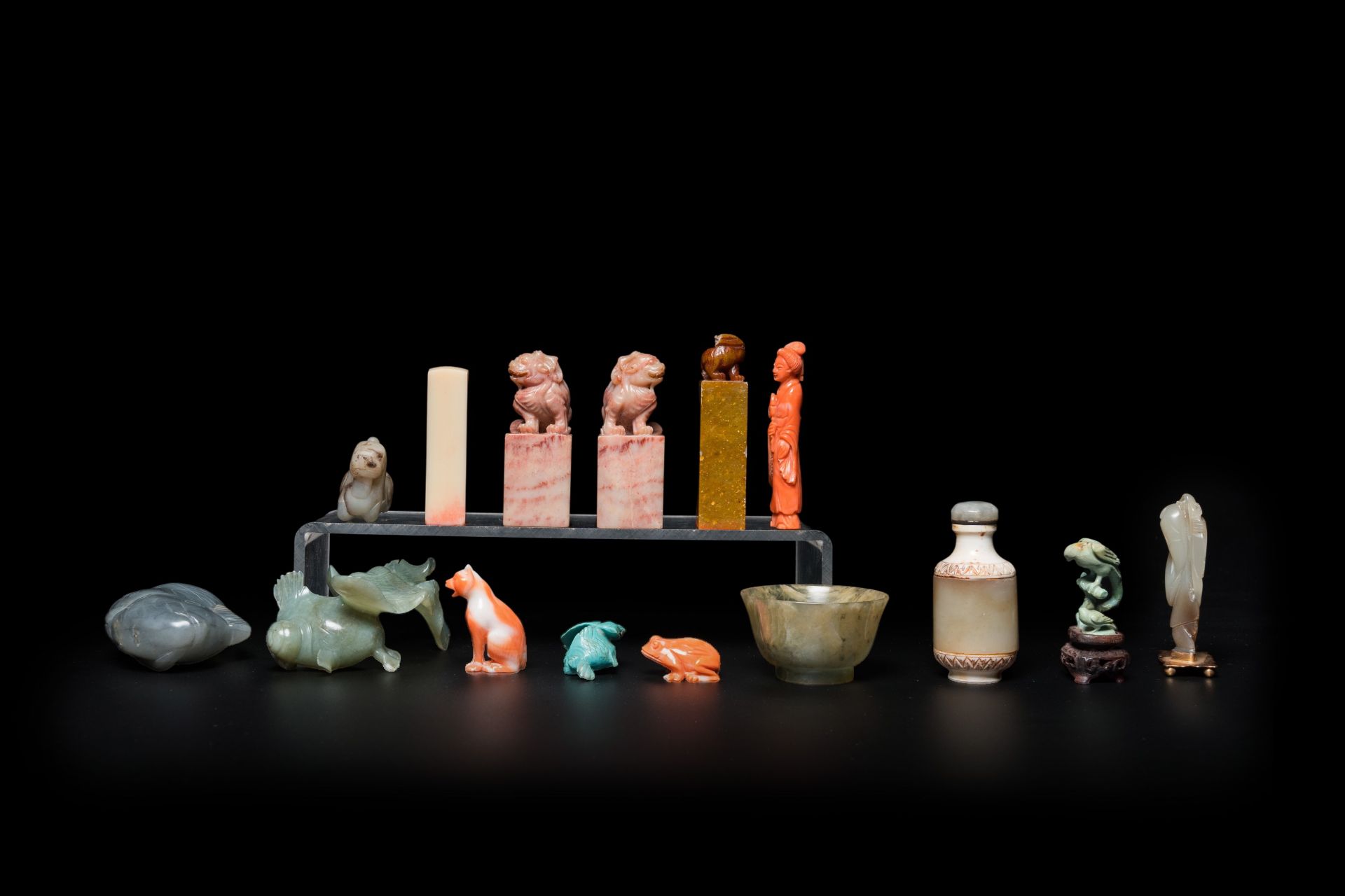 20 Chinese coral, jade, soapstone and other stone carvings, 19/20th C. - Image 6 of 11