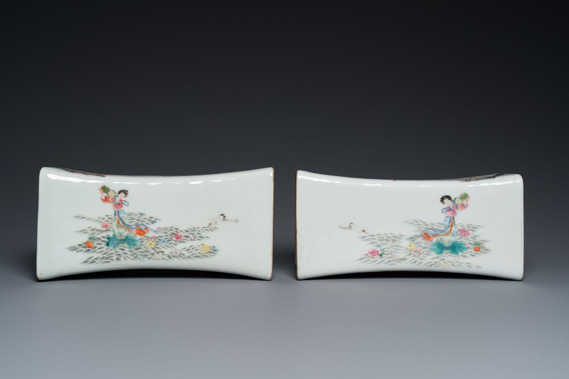 A pair of Chinese famille rose neck rests, Republic - Bild 4 aus 8