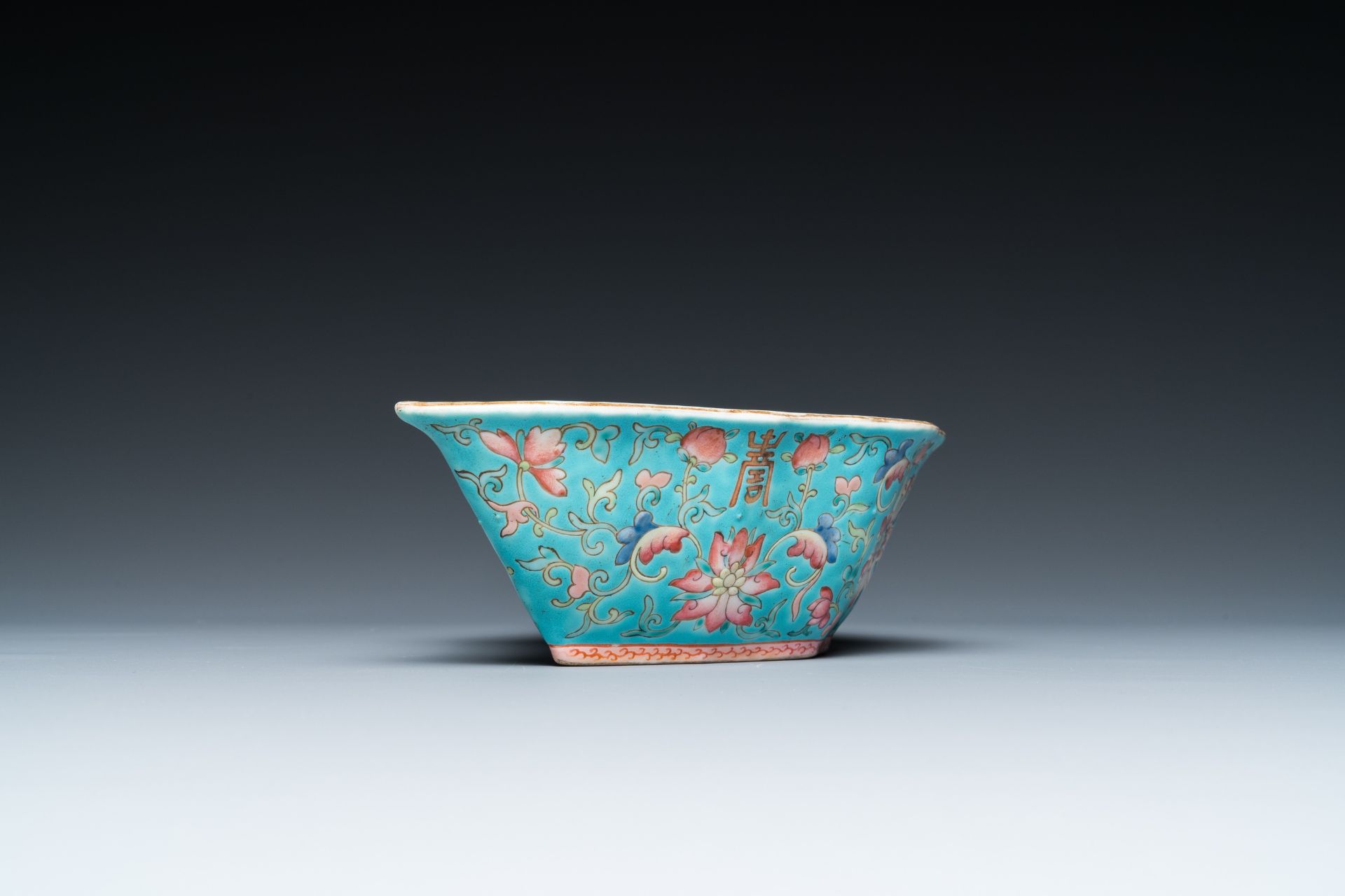 Four Chinese famille rose vases, a bat-shaped bowl and a covered jug, 19th C. - Image 15 of 19