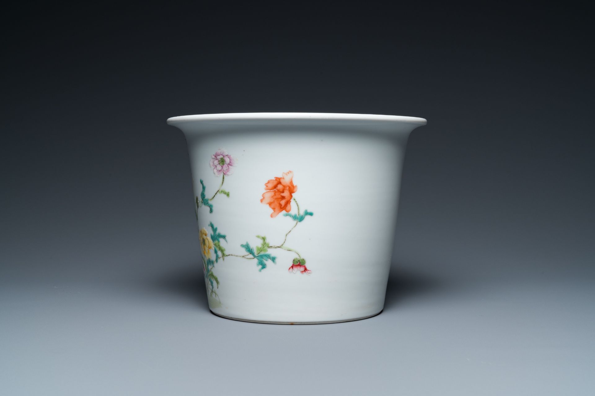 A Chinese famille rose plate and a jardinire, Yongzheng and Hongxian mark, Republic - Image 7 of 9