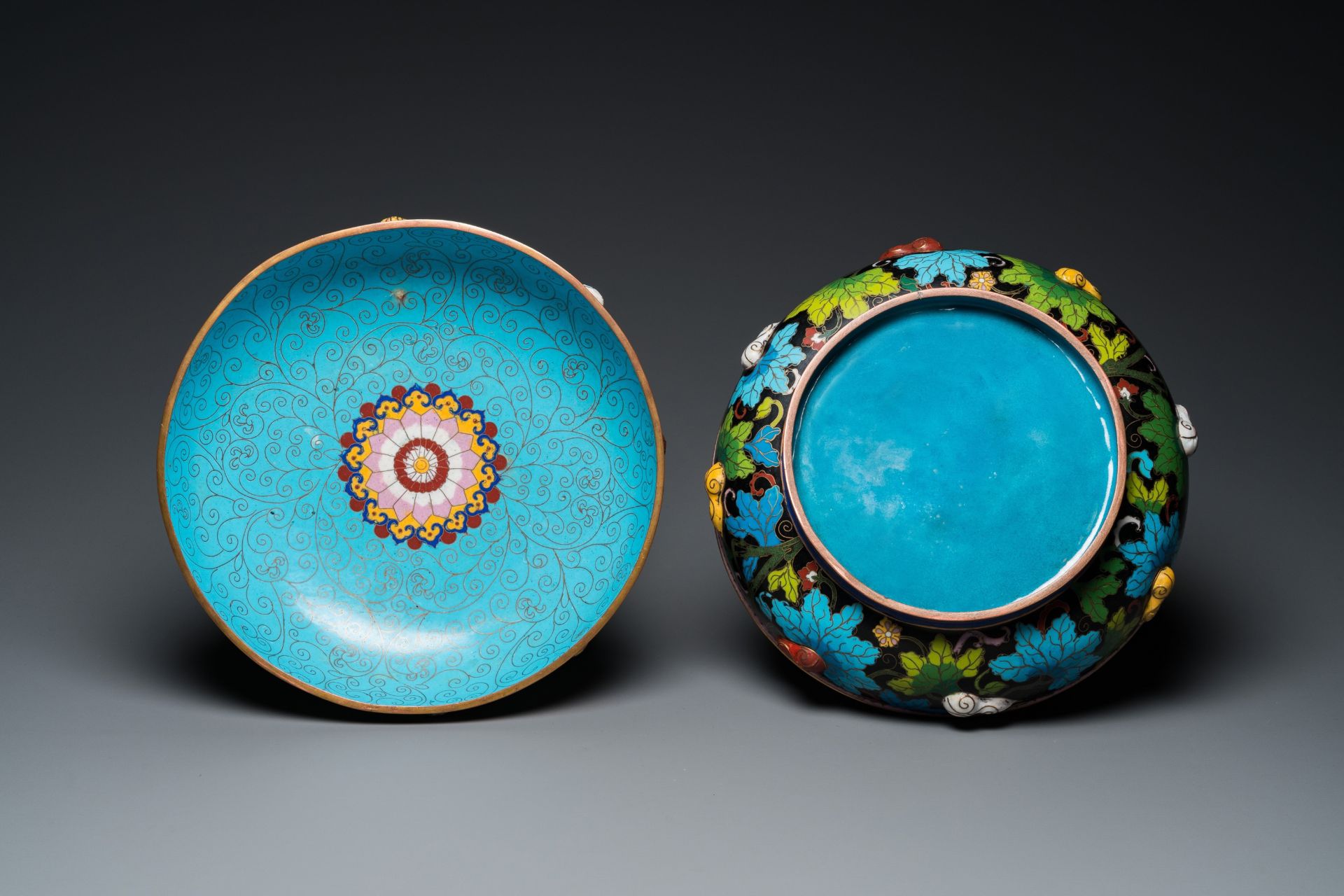 A pair of Chinese cloisonnŽ vases, a large covered box and a bowl, 19/20th C. - Image 10 of 10