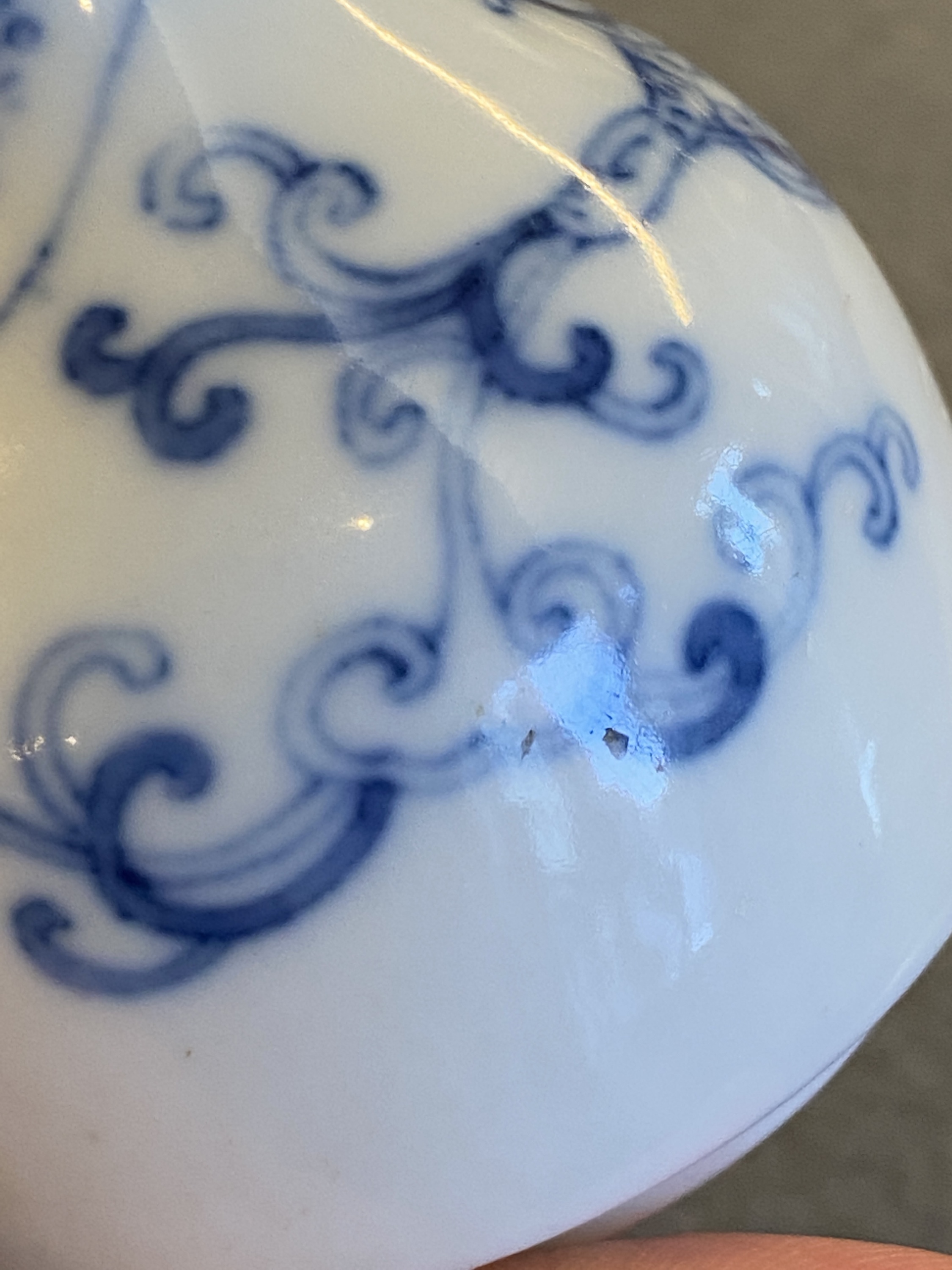 A small Chinese blue and white 'dragon' bottle vase, Yongzheng mark and possibly of the period - Image 28 of 29