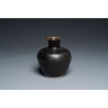 A Vietnamese black-glazed vase, L tri_u __, 14/15th C.