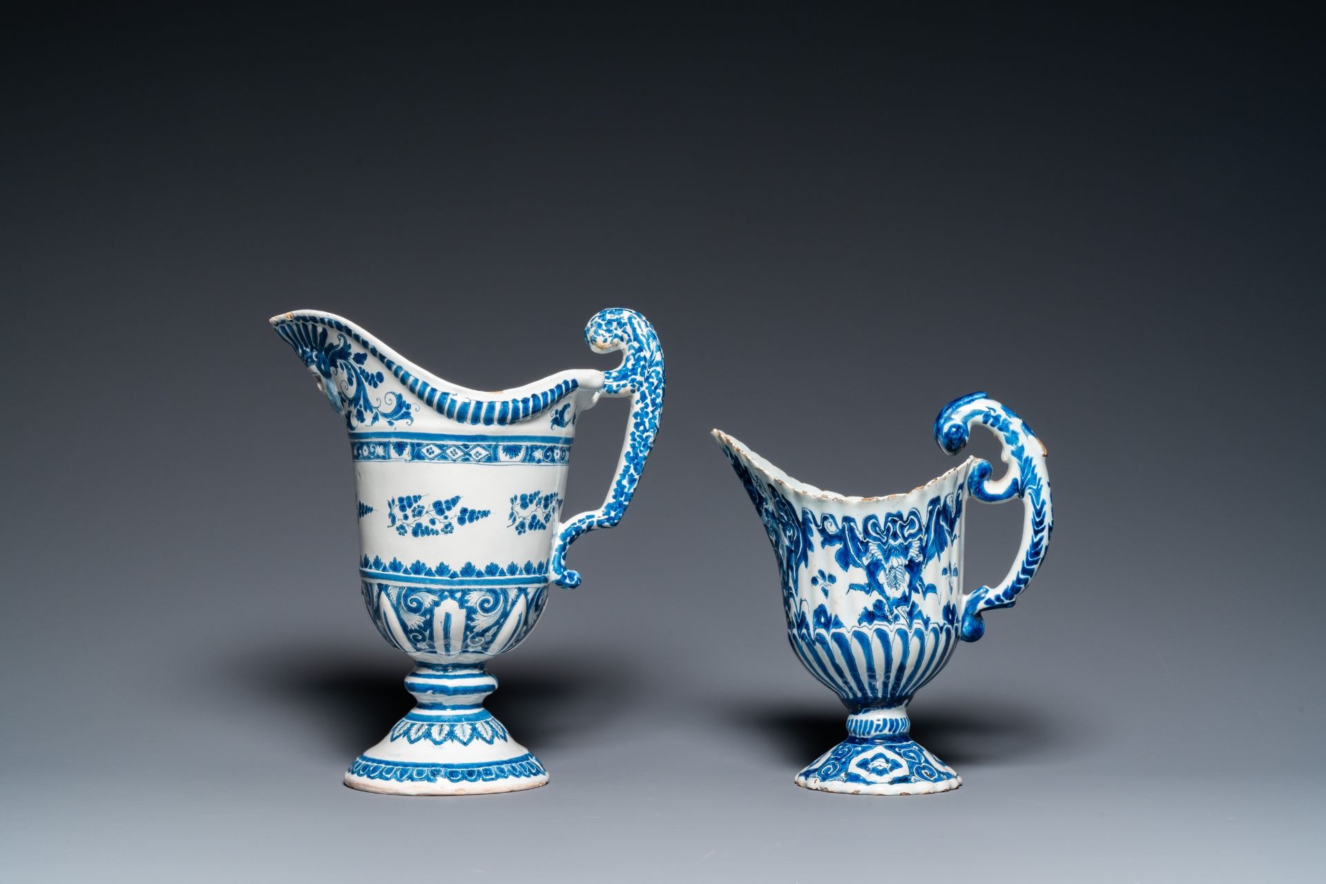 Two blue and white French faience helmet-shaped jugs, Rouen and Nevers, 18th C. - Bild 2 aus 7
