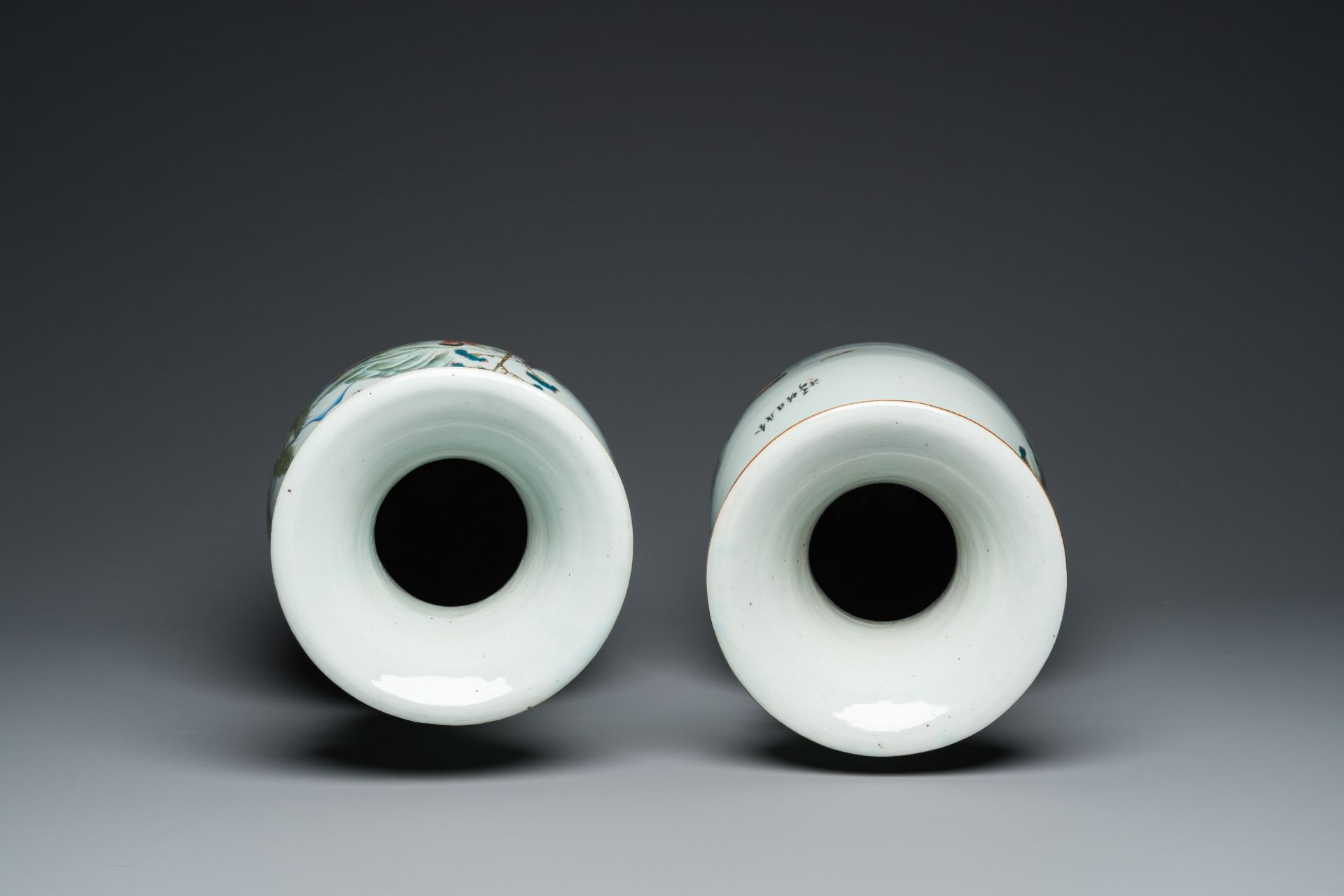 A pair of Chinese famille rose vases with two-sided design, 19/20th C. - Image 5 of 6
