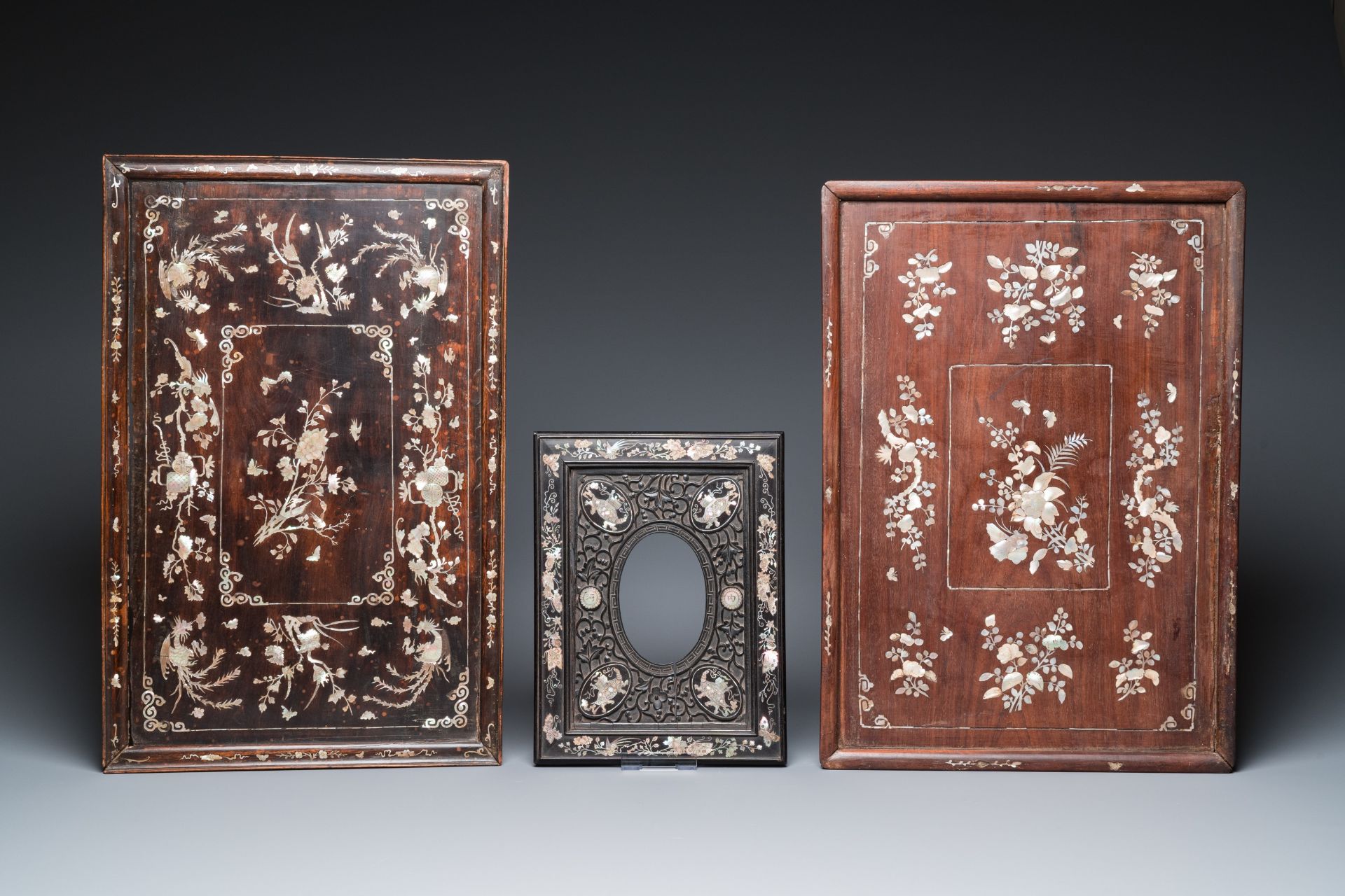 Two mother-of-pearl-inlaid wooden trays, two opium trays and an oval frame, China and/or Vietnam, 19 - Bild 2 aus 9