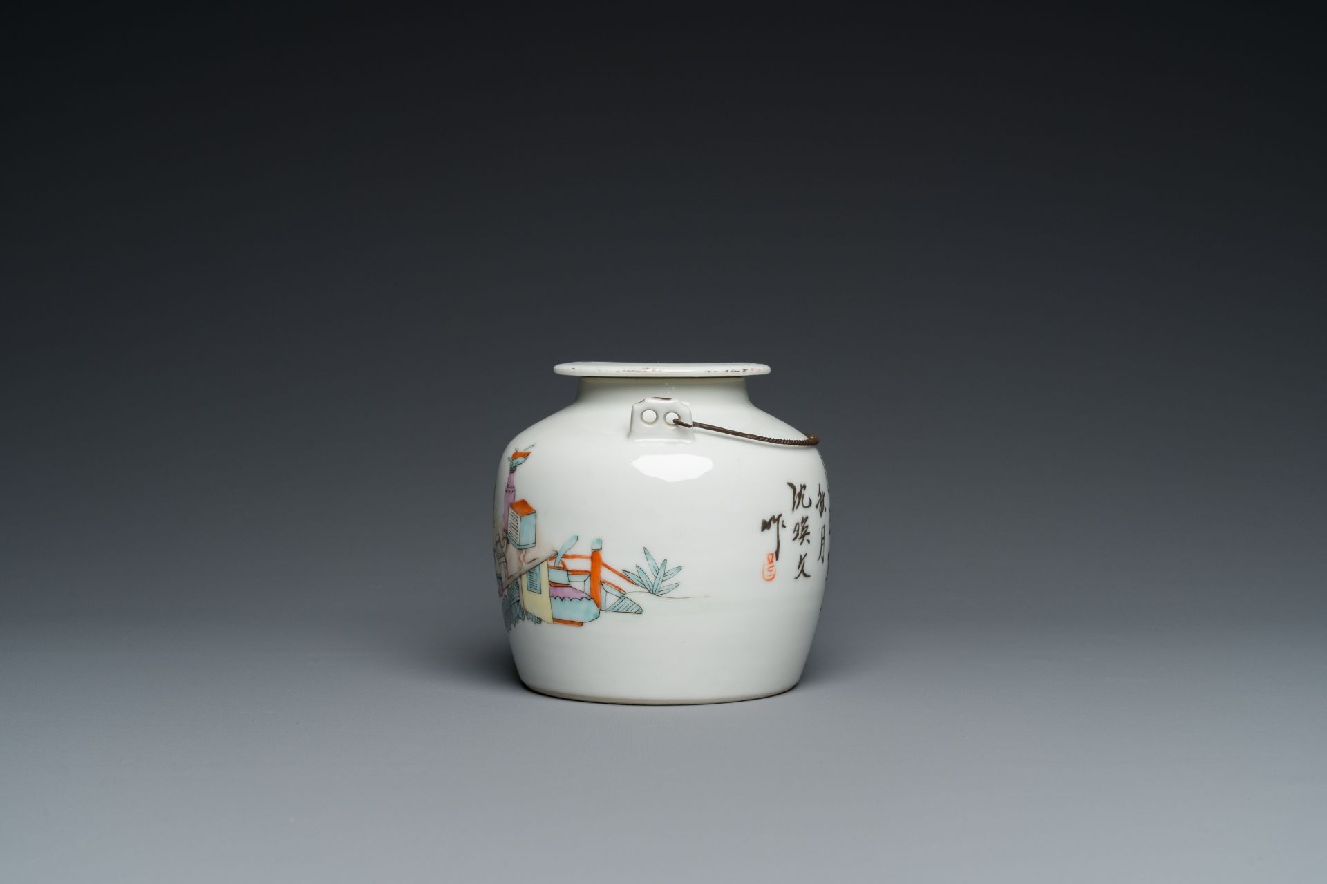 A Chinese famille rose plaque and a qianjiang cai teapot, 19/20th C. - Image 5 of 9