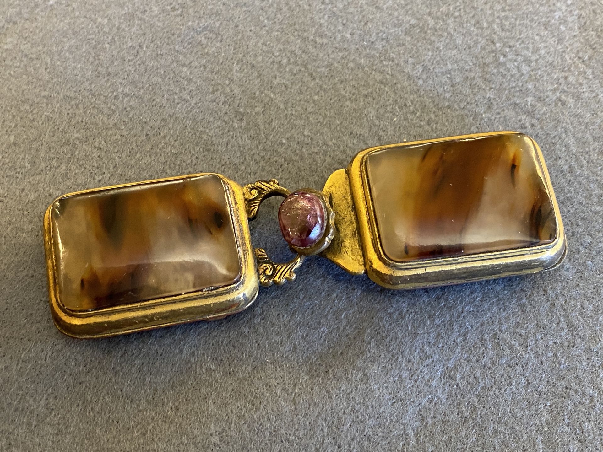 A Chinese agate-mounted gilt bronze belt buckle, late Ming/early Qing - Image 11 of 17